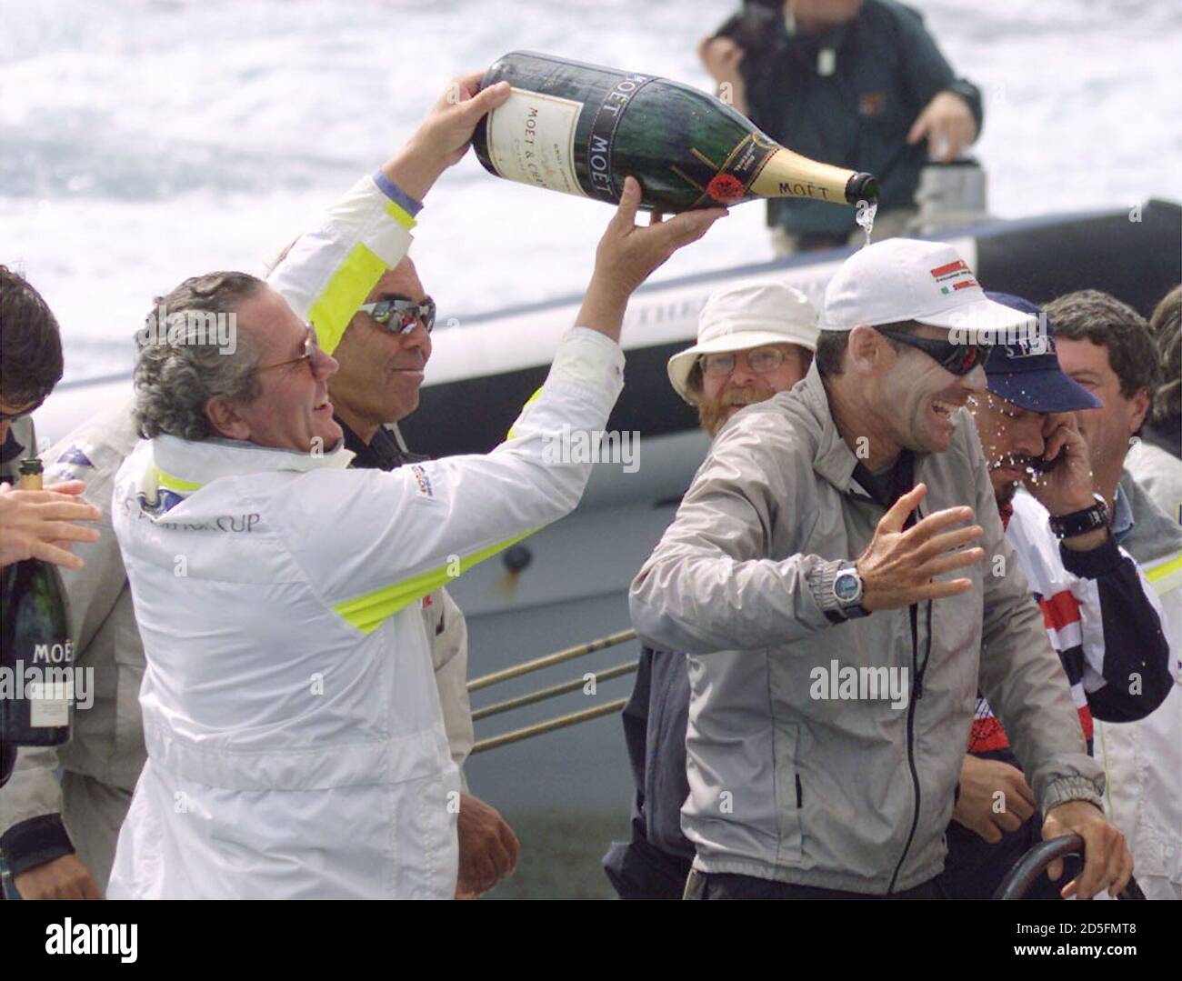 Der Skipper der italienischen Yacht Prada Francesco de Angelis (R) hat  Champagner auf ihn gesprüht, nachdem er und seine Crew AmericaOne  besiegten, um das Finale des Louis Vuitton Cup Finals am Hauraki