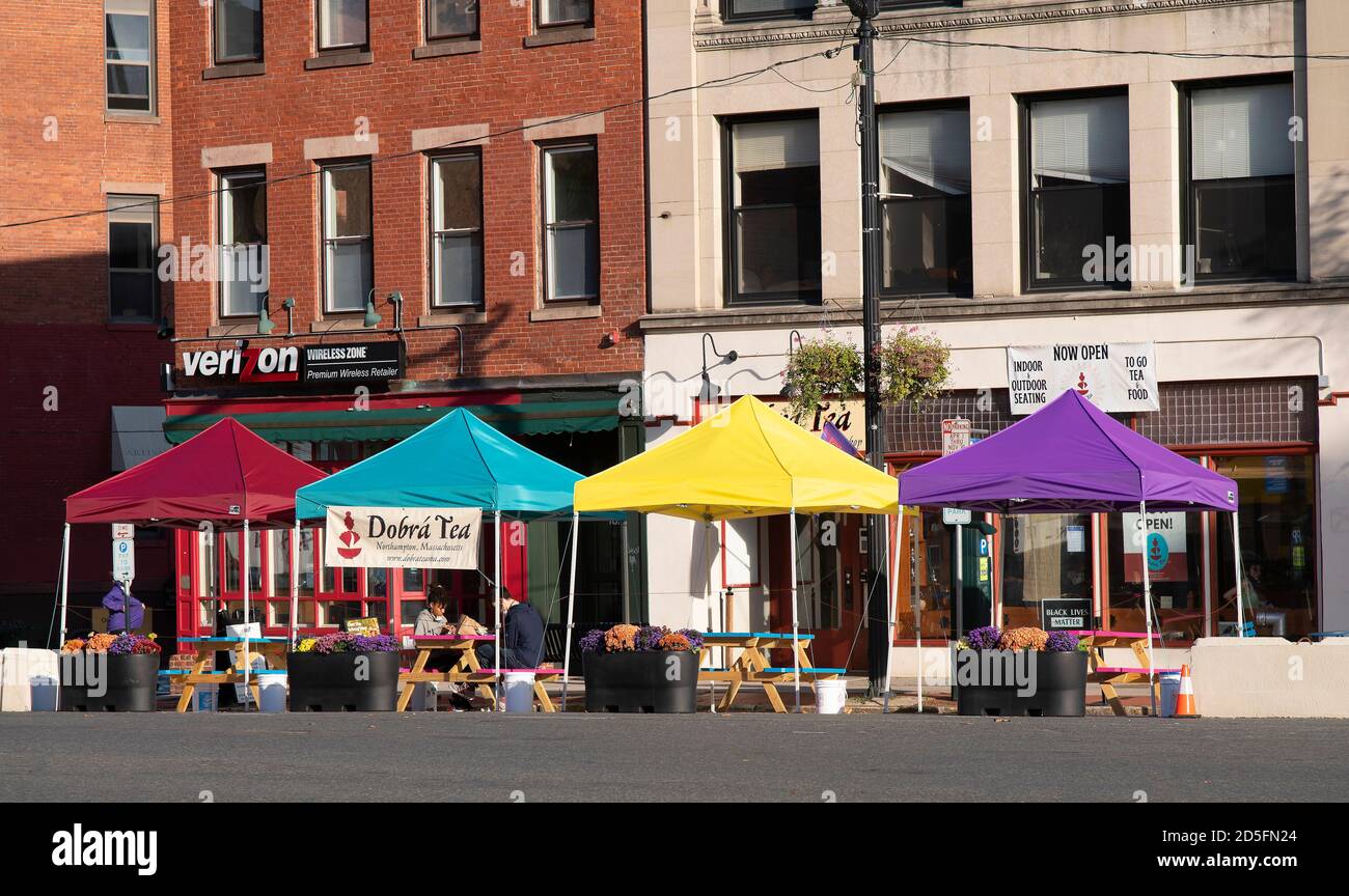 Essen auf dem Bürgersteig (im Freien) in der Innenstadt von Northampton, Massachusetts, USA während der Pandemie von Covid 19 Stockfoto