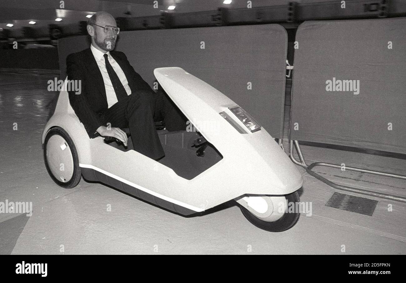 Sir Clive Sinclair Winkt Vom Sitz Eines Sinclair C5 Elektrofahrzeugs Im Alexander Palace In London Am 10 Januar 1984 Wo Der Offizielle Start Erfolgte Das Fahrzeug Das Von Einem Waschmaschinen Motor Angetrieben Wird