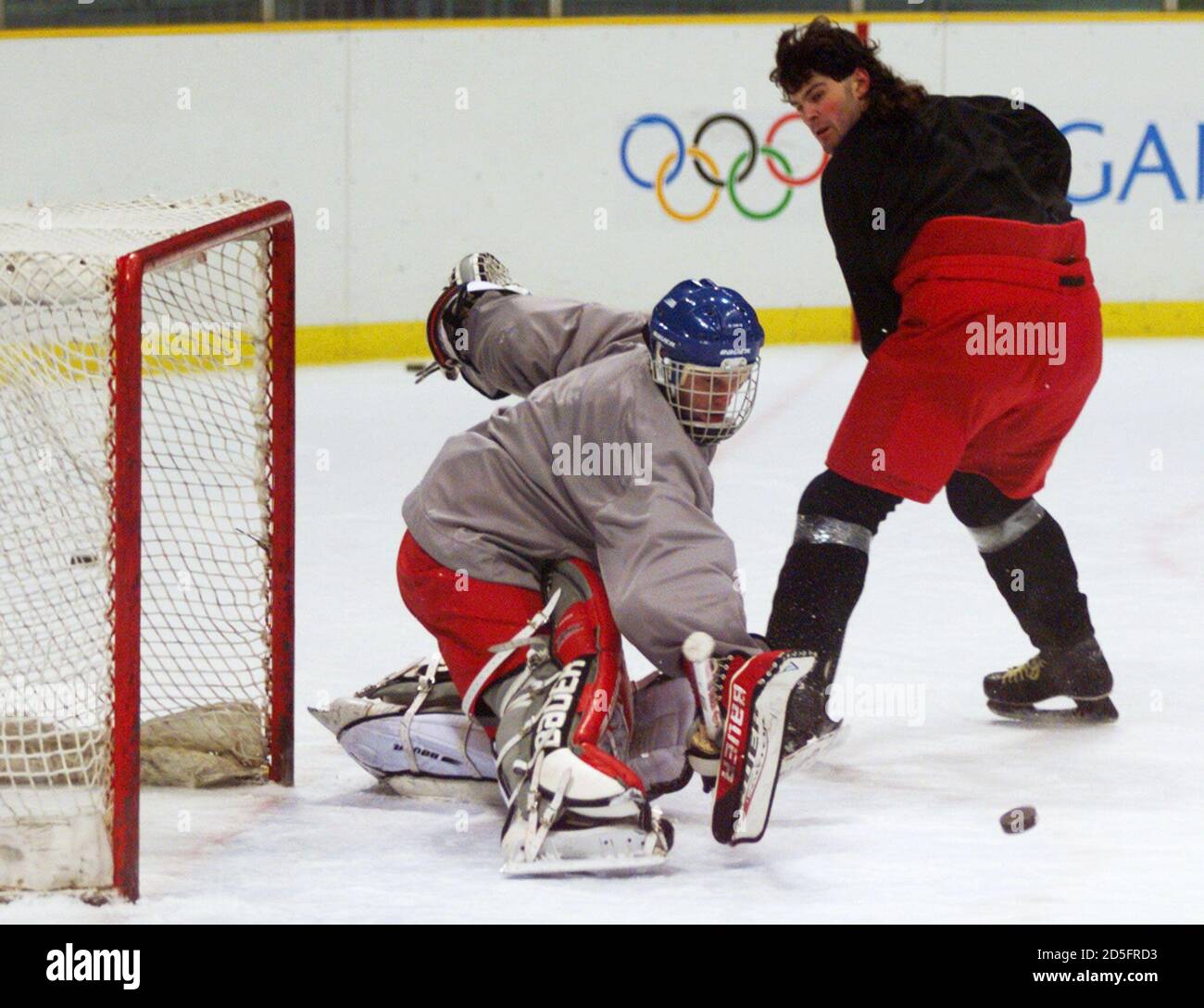Ein Schuss Des Tschechischen Eishockeystars Jaromir Jagr Wird Von Torwart Dominik Hasek Wahrend Ihres Moringing Training In Vorbereitung Auf Die Olympischen Spiele Im Februar 11 Gestoppt Jagr Spielt Fur Pittsburgh Und Hasek