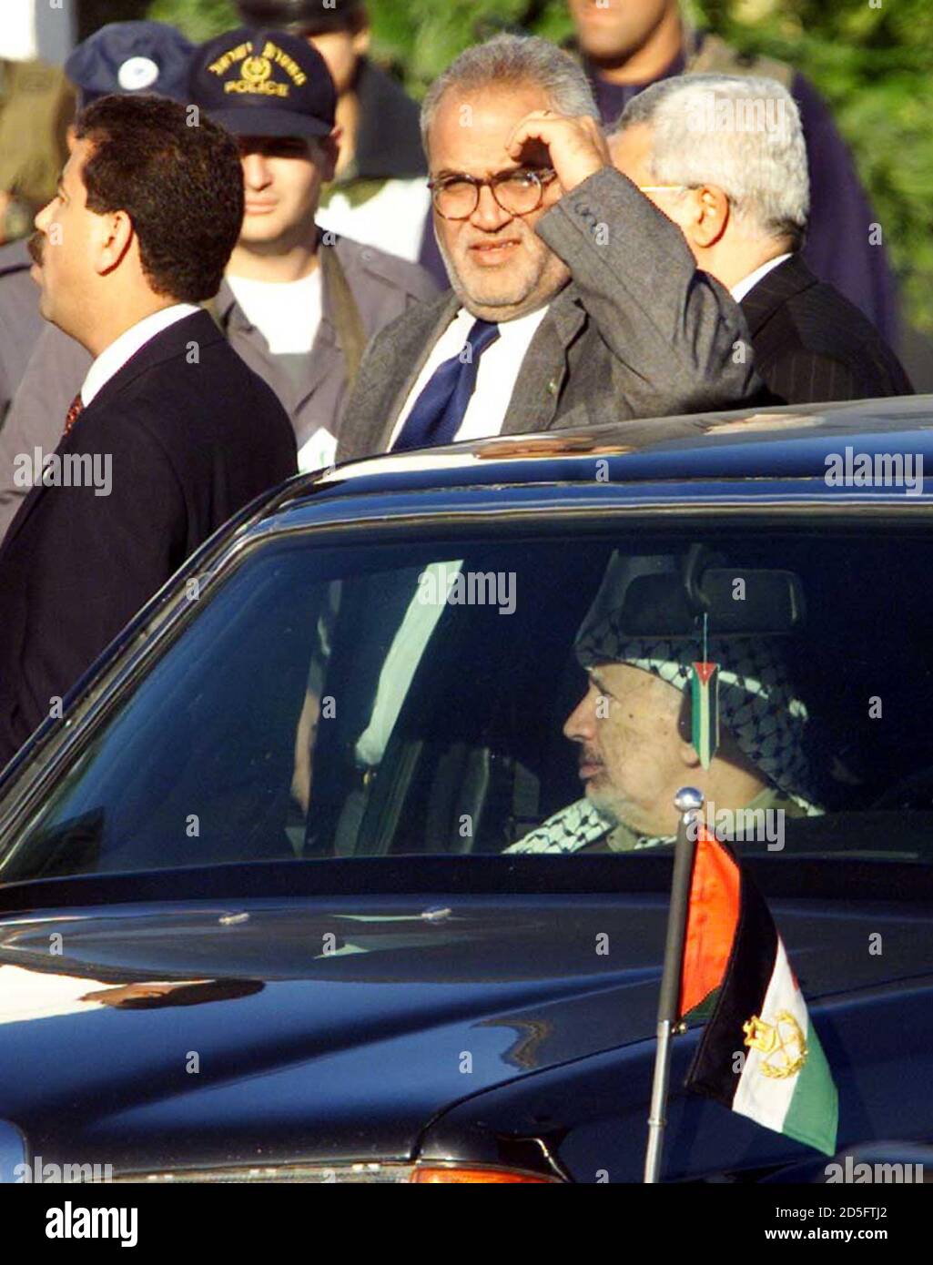 Der palästinensische Präsident Yasser Arafat wartet in seiner Limousine darauf, dass der israelische Ministerpräsident Benjamin Netanjahu ihn zum Dreiergipfel mit US-Präsident Bill Clinton am 15. Dezember begrüßt. Sich auf das Auto lehnend und seine Augen vor der Morgensonne beschönend, ist Saeb Erekat, Chef-palästinensischer Unterhändler in Gesprächen mit den Palästinensern. JWH/FMS Stockfoto