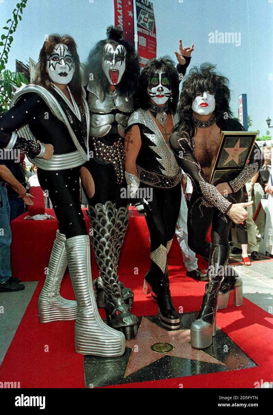 Mitglieder der Rockgruppe KISS wurden am Hollywood Walk of Fame während der  Feierlichkeiten am 11. August in Hollywood mit einem Star geehrt. Mit 31  Alben und über 80 Millionen verkauften Platten wird