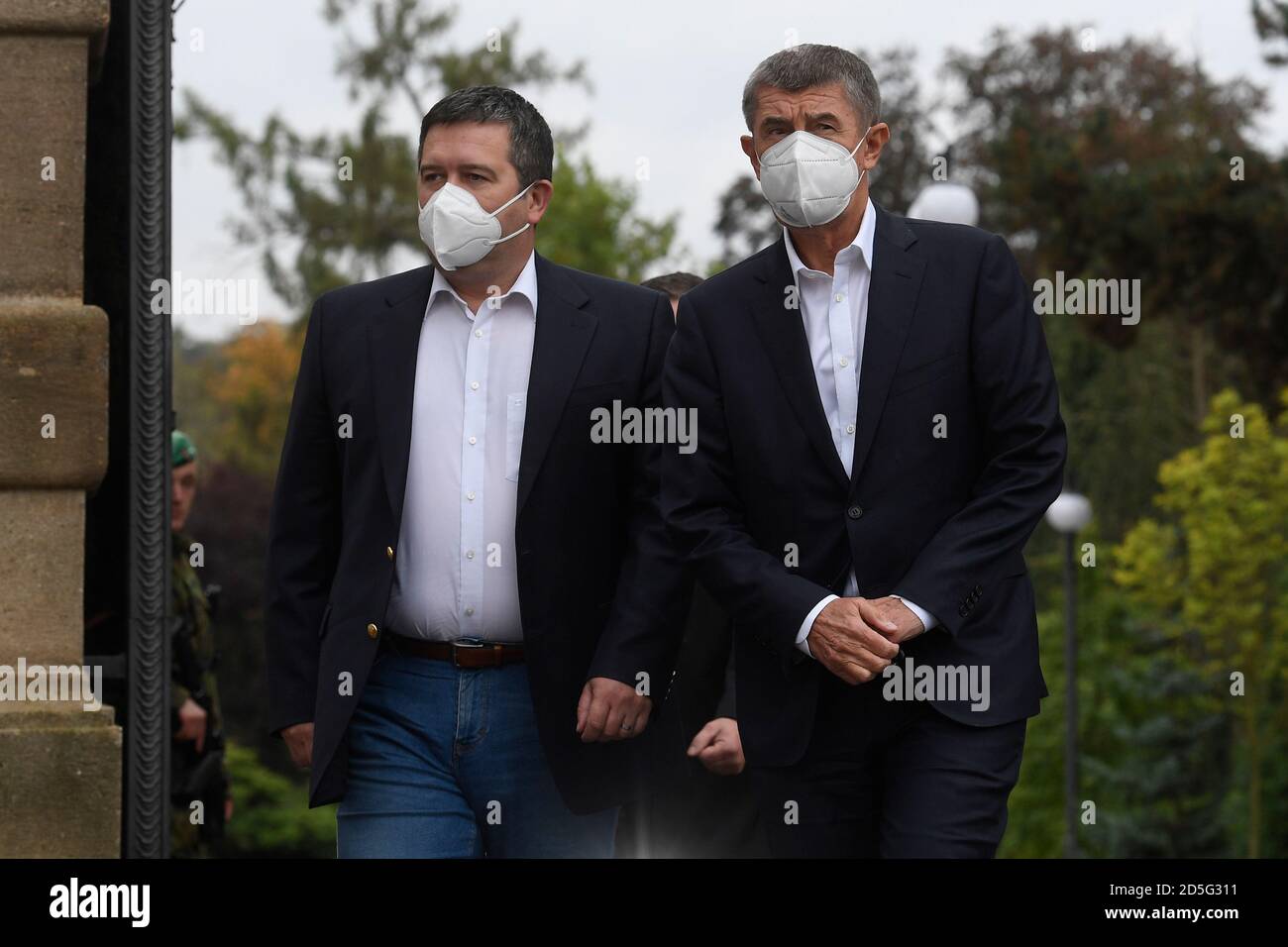 Lany, Tschechische Republik. Oktober 2020. Der tschechische Innenminister Jan Hamacek, links, und Premierminister Andrej Babis nehmen an einer Pressekonferenz Teil, nachdem er am 13. Oktober 2020 in Lany, Tschechische Republik, mit Präsident Milos Zeman über das Coronavirus zusammentreffen wurde. Kredit: Ondrej Deml/CTK Foto/Alamy Live Nachrichten Stockfoto