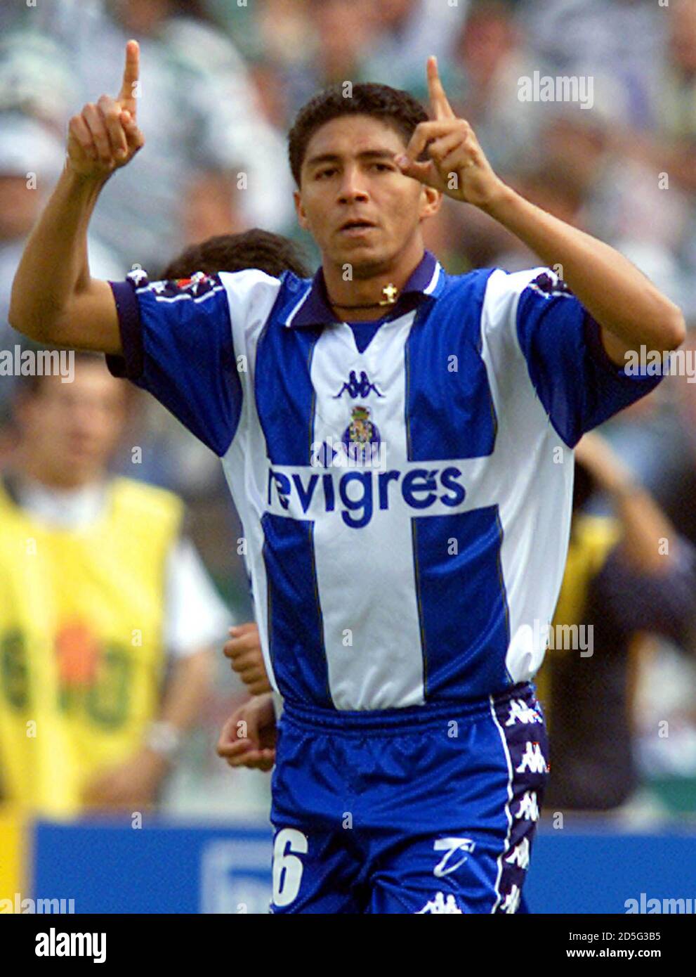 Porto Der Brasilianische Fussballspieler Mario Jardel Feiert Das Erste Tor Gegen Sporting Lissabon Im Jamor Stadion Im Finale Des Portugiesischen Cups Im Mai 21 Jr Fms Stockfotografie Alamy