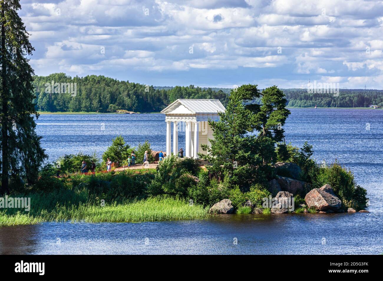 Wyborg, Russland, 9. Juli: Bürger und Besucher sehen das Wahrzeichen des Monrepos Parks - den Neptuntempel an einem warmen Sommertag, 6. Juli 2020. Stockfoto