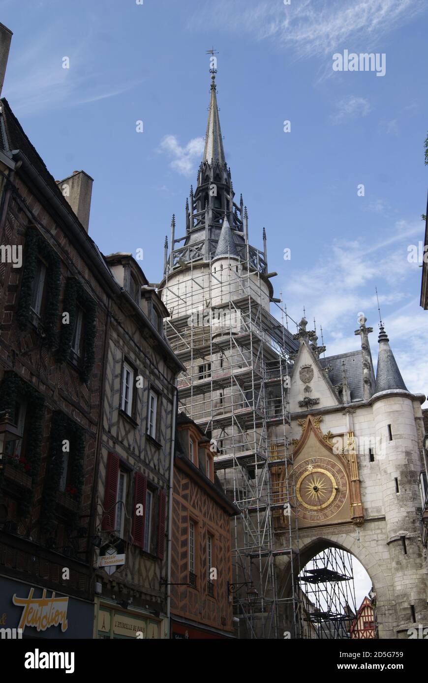 Échafaudage sur la Tour d'Horloge d'Auxerre, Yonne, Frankreich Stockfoto