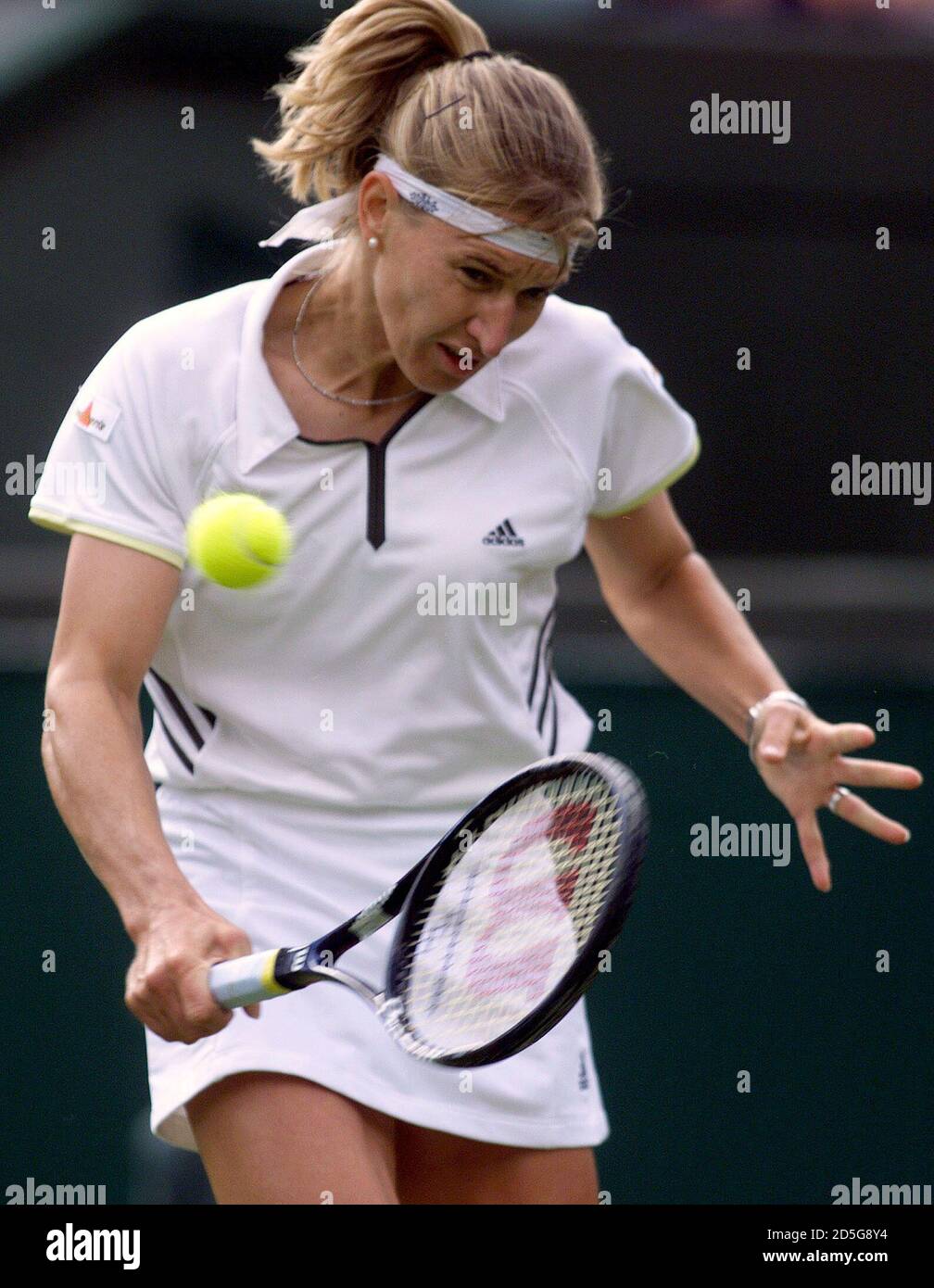 Die Deutsche Steffi Graf spielt im ersten Lauf bei den Wimbledon Tennis  Championships im Juni 21