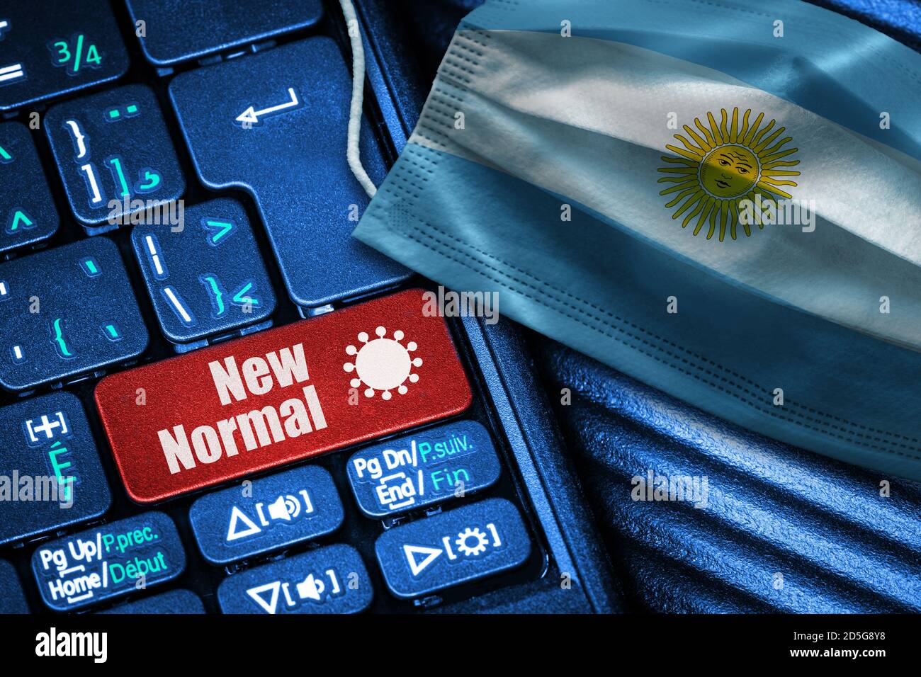 Konzept der Neuen Normalität in Argentinien während Covid-19 mit Computertastatur roter Knopftext und Gesichtsmaske mit argentinischer Flagge. Stockfoto