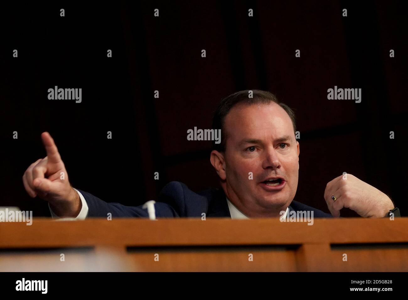 US-Senator Mike Lee (Republikaner von Utah), spricht während einer Bestätigungsverhandlung des Justizausschusses des Senats in Washington, D.C., USA, am Dienstag, den 13. Oktober 2020. Die Demokraten bekommen ihren ersten Riss bei der Befragung von Amy Coney Barrett heute während ihrer Bestätigungsverhandlung am Obersten Gerichtshof der USA, wo sie planen, sich darauf zu konzentrieren, wie sie das Gericht in eine konservativere Richtung bewegen könnte, in Fragen wie Gesundheitsversorgung und Abtreibung. Quelle: Stefani Reynolds / Pool via CNP - weltweite Nutzung Stockfoto