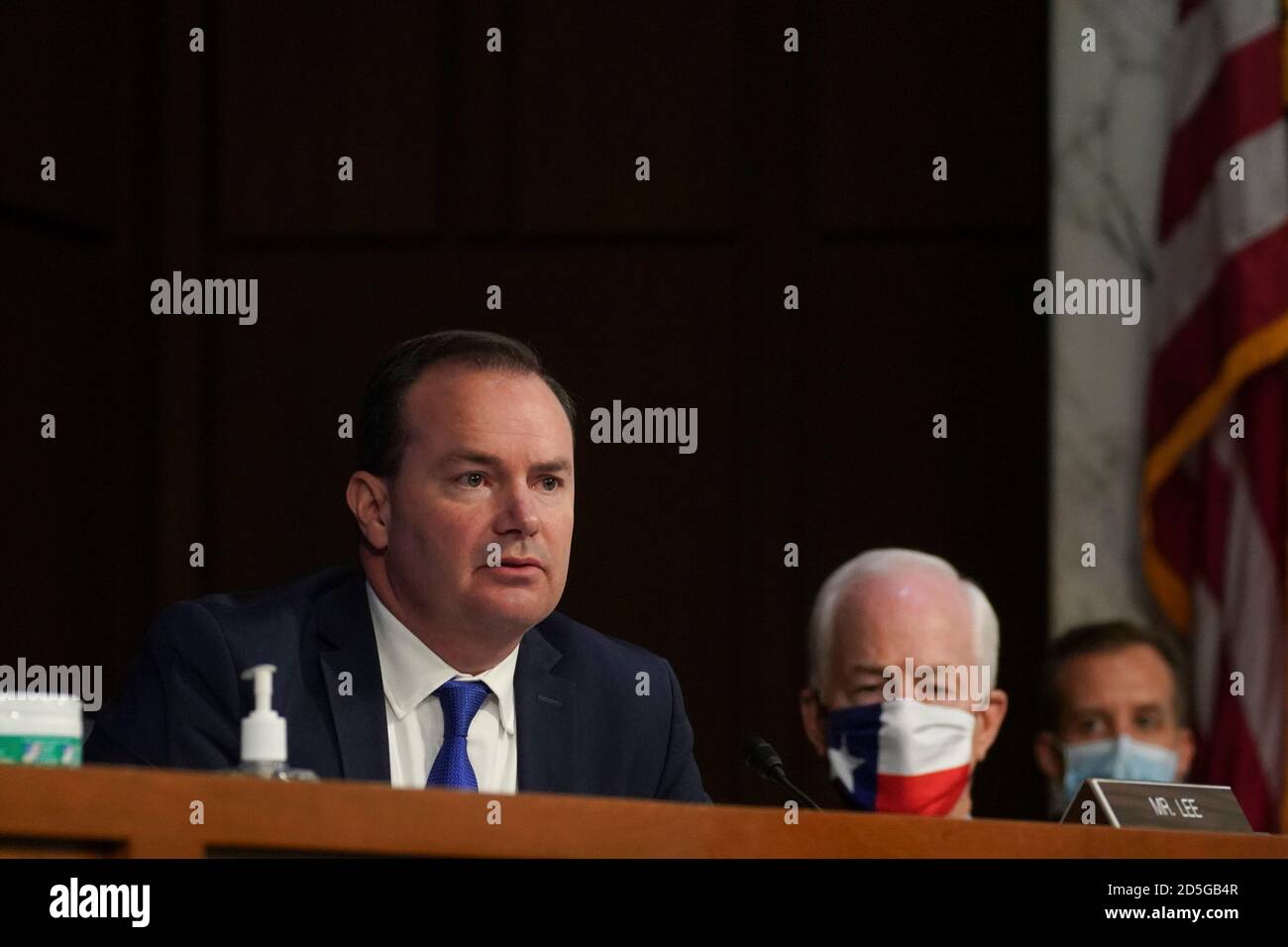 US-Senator Mike Lee (Republikaner von Utah) hört am Dienstag, den 13. Oktober 2020, während einer Bestätigungsverhandlung des Justizausschusses des Senats in Washington, D.C., USA, zu. Die Demokraten bekommen ihren ersten Riss bei der Befragung von Amy Coney Barrett heute während ihrer Bestätigungsverhandlung am Obersten Gerichtshof der USA, wo sie planen, sich darauf zu konzentrieren, wie sie das Gericht in eine konservativere Richtung bewegen könnte, in Fragen wie Gesundheitsversorgung und Abtreibung. Quelle: Stefani Reynolds / Pool via CNP - weltweite Nutzung Stockfoto