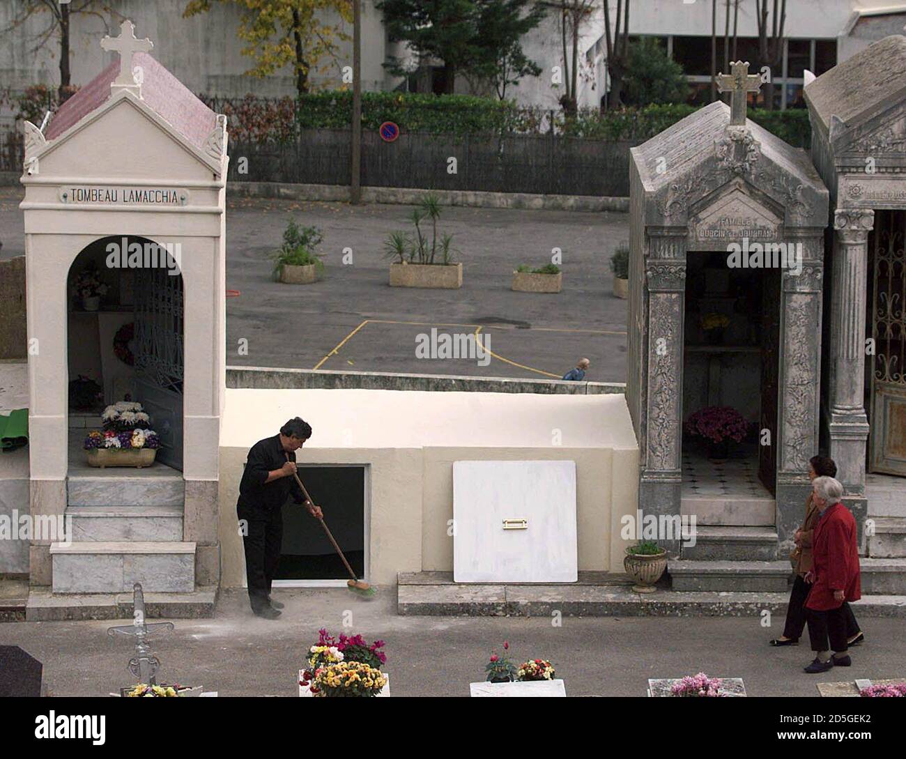 Ein Arbeiter fegt neben dem offenen Grab des verstorbenen französischen  Schauspielers Jean Marais, November 12. Am Freitag findet die Beerdigung  des französischen Schauspielers Jean Marais statt. JES/GB Stockfotografie -  Alamy