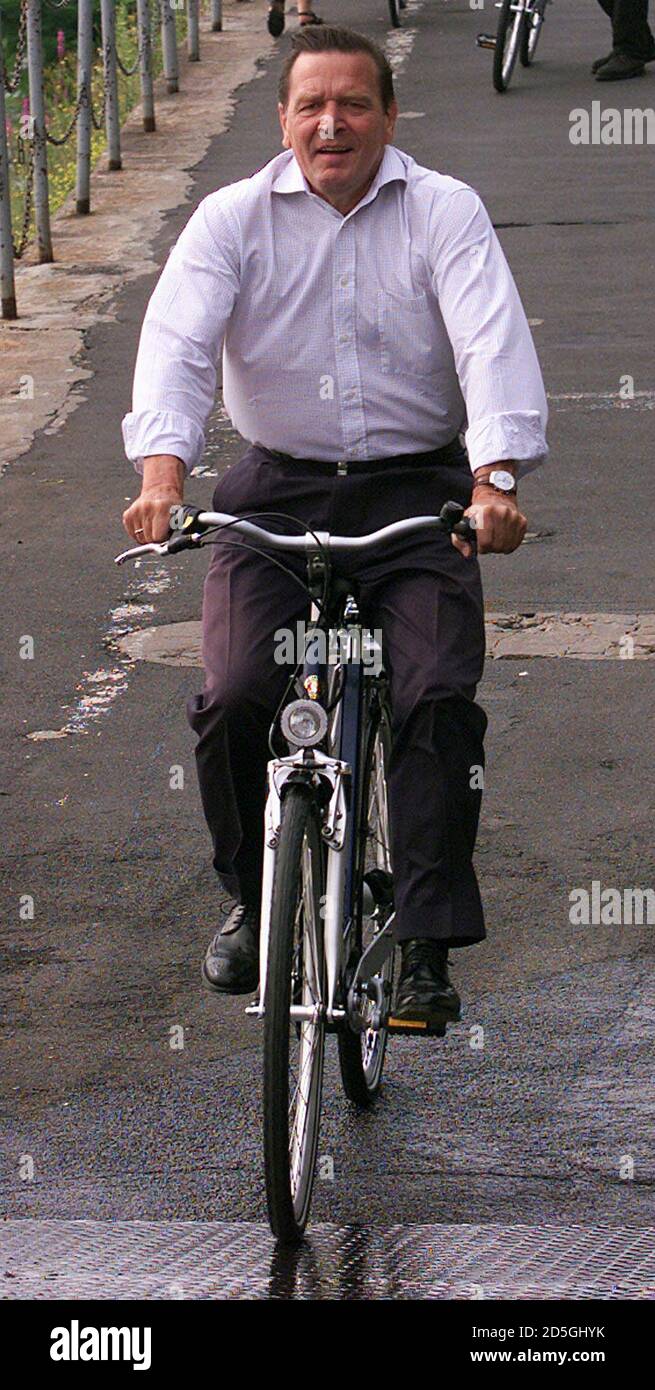 Bundeskanzler Gerhard Schröder fährt mit dem Fahrrad, als er an Bord einer  Fähre vor der Überquerung des Rheins zwischen Bonn-Bad Godesberg und  Königswinter Juli 16. Schroeder nahm an einer Fahrradtour von Bonn