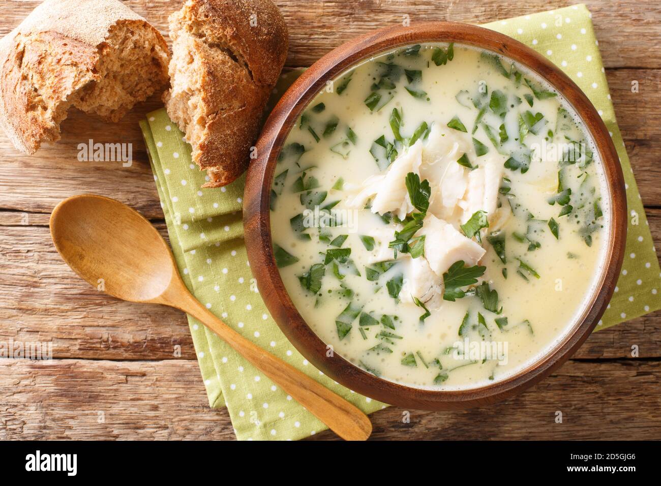 Rezept traditioneller schottischer Cullen Skink aus geräuchertem Schellfisch, Kartoffeln und Zwiebeln in der Nähe auf dem Teller auf dem Tisch. Horizontale Draufsicht von oben Stockfoto