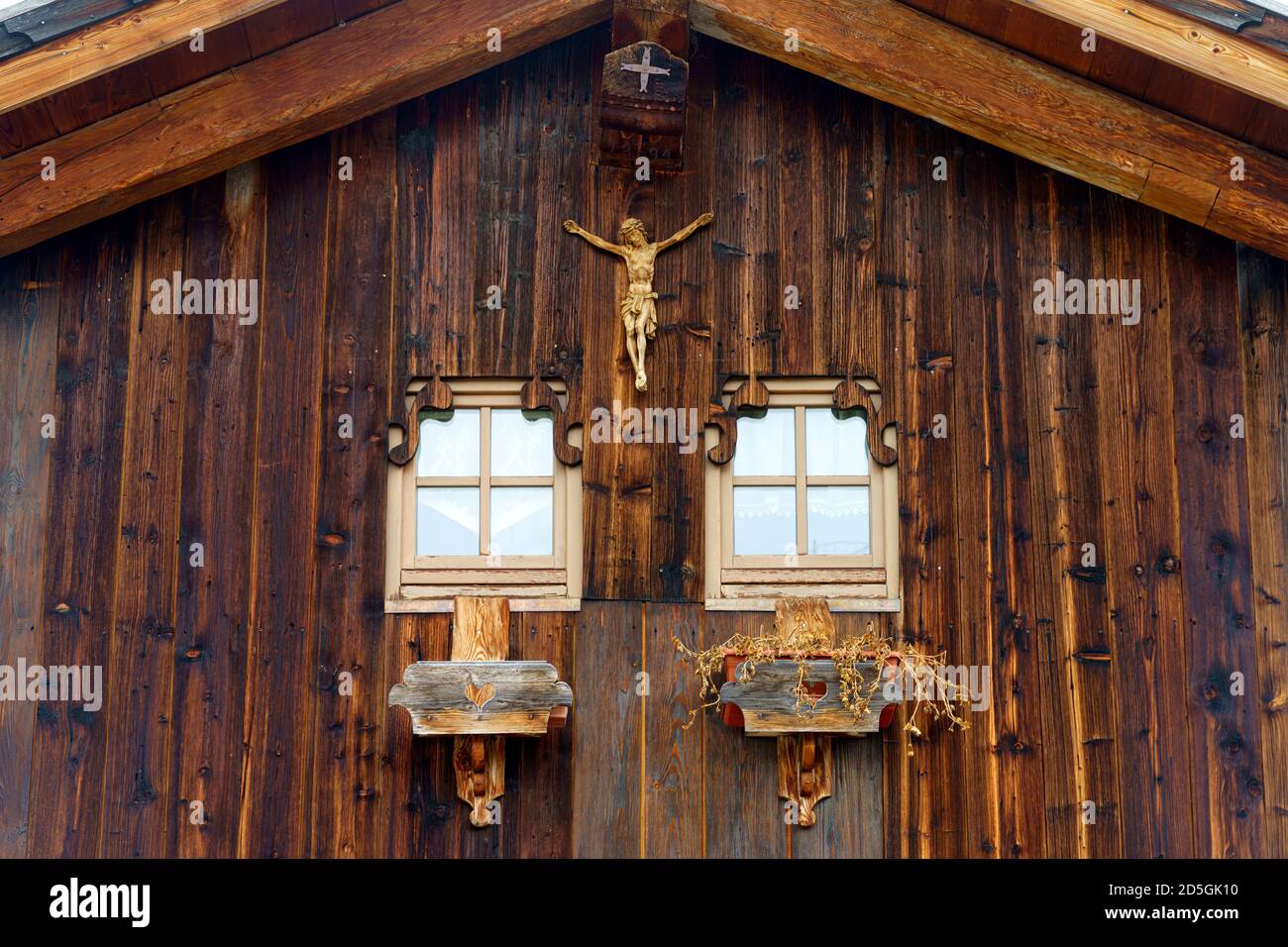 Colle Santa Lucia, Belluno, Veneto, Italy, old village in the Dolomites. Wooden house Stockfoto