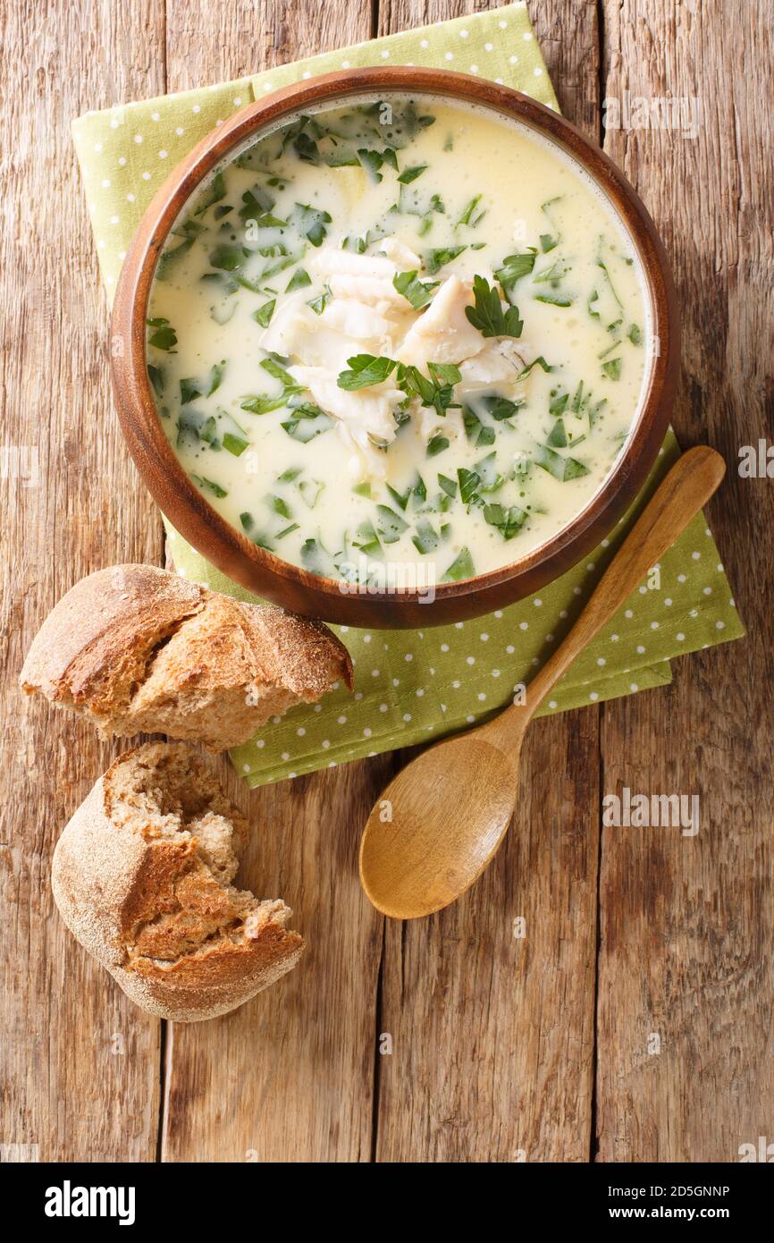 Tasty Cullen Skink ist eine klassische schottische geräucherte Fischsuppe mit samtigem Lauch und Kartoffel-Nahaufnahme auf dem Teller auf dem Tisch. Vertikale Draufsicht von oben Stockfoto