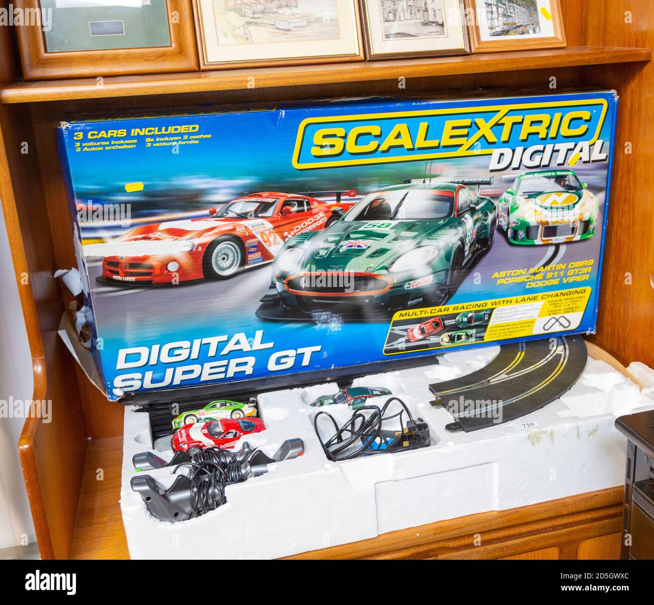 Digital Scalextric Super GT Autorennen Spiel auf dem Display im Haus Clearance Auktion Raum, Großbritannien Stockfoto