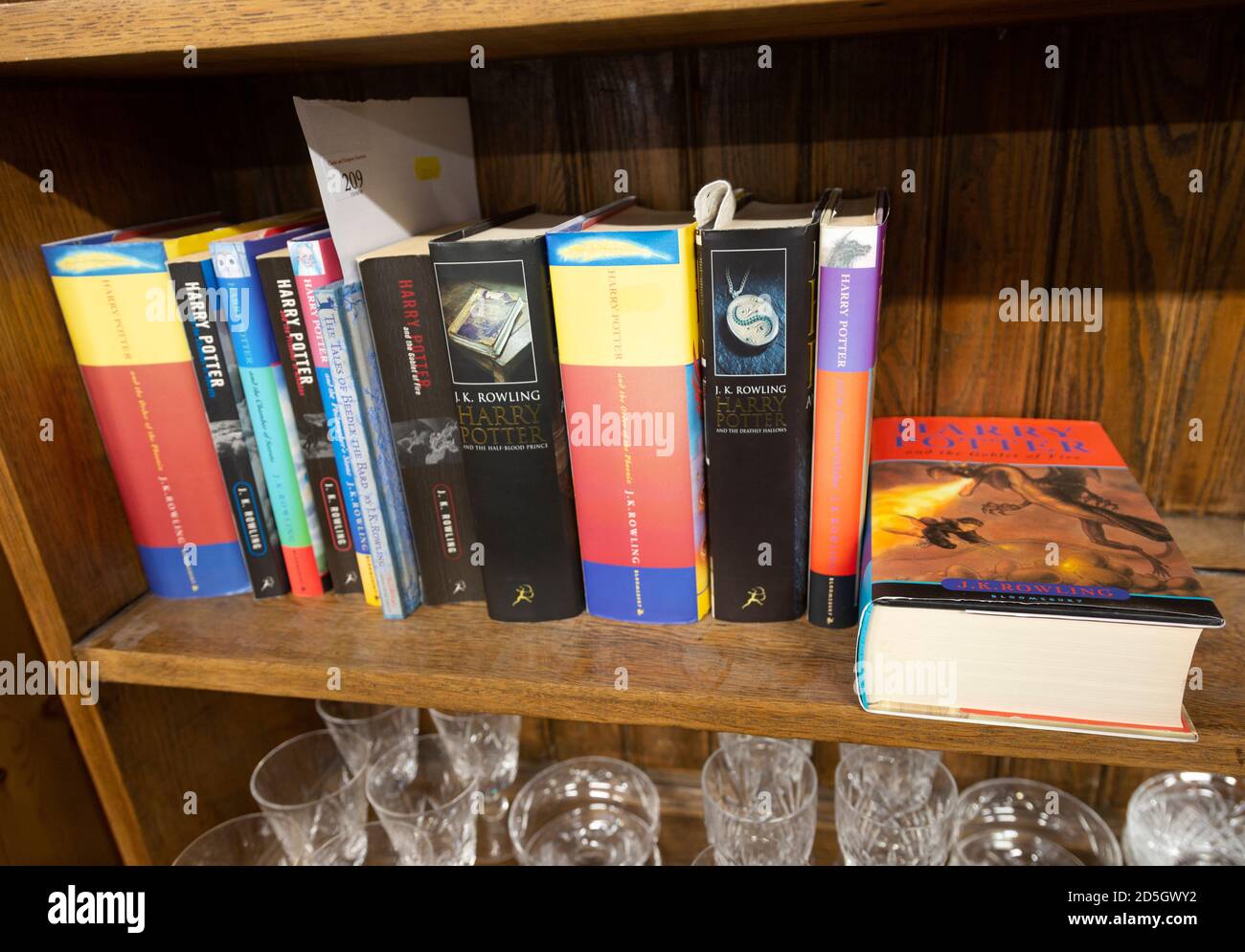 Ein Bücherregal mit einer Sammlung von Harry Potter-Büchern, die im Auktionsraum des Hauses ausgestellt sind, UK Stockfoto