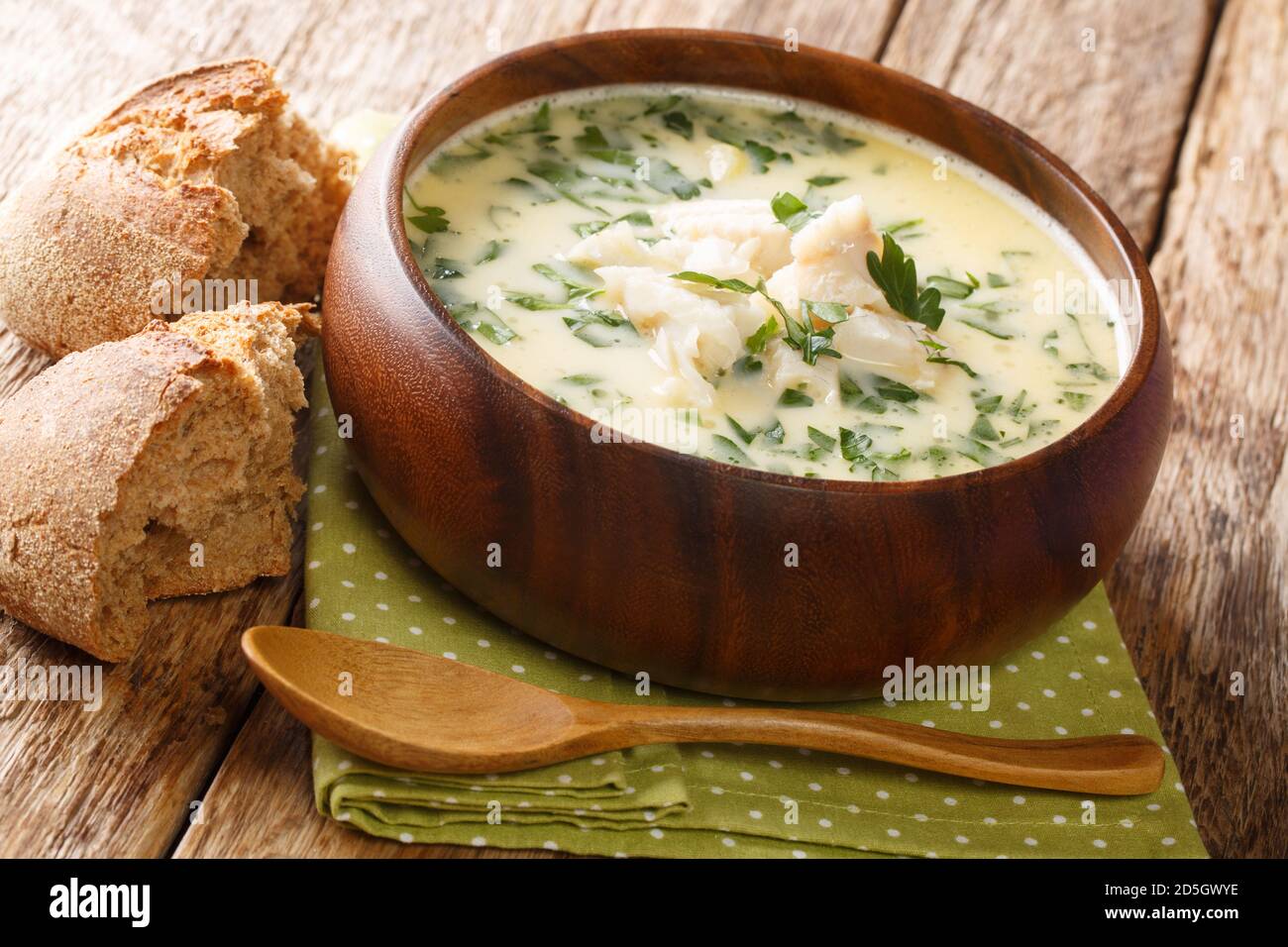 Hausgemachte Scotch-Milchsuppe cullen Skink mit geräuchertem Schellfisch und Kartoffeln close-up in einer Schüssel auf dem Tisch. Horizontal Stockfoto