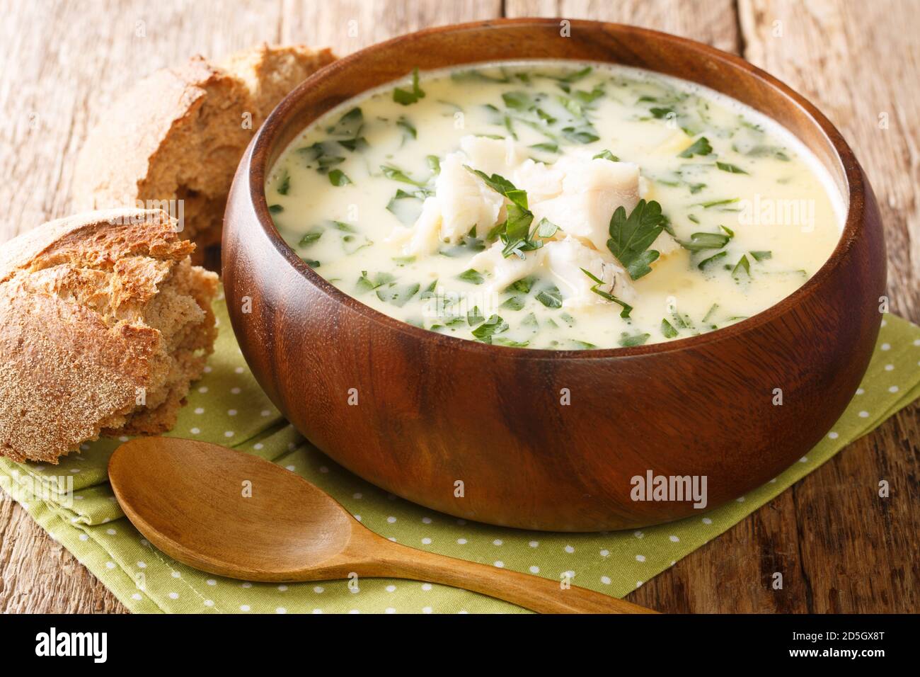 Rezept traditioneller schottischer Cullen Skink aus geräuchertem Schellfisch, Kartoffeln und Zwiebeln in der Nähe auf dem Teller auf dem Tisch. Horizontal Stockfoto