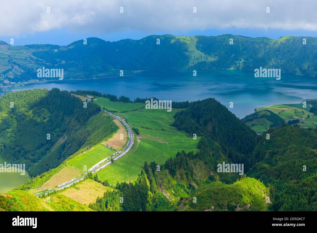 Aussichtspunkt Miradouro da Boca do Inferno auf der Insel Sao Miguel, Azoren, Portugal. Erstaunliche Kraterseen umgeben von grünen Feldern und Wäldern Stockfoto