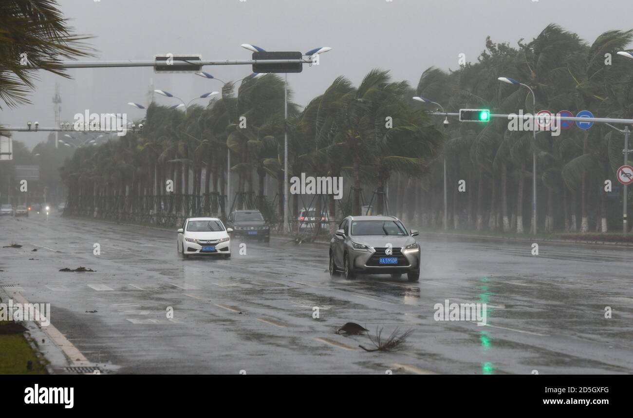 Haikou, Chinas Provinz Hainan. Oktober 2020. Autos sind auf der Straße in Haikou, südchinesische Provinz Hainan, 13. Oktober 2020 zu sehen. Die südchinesische Provinz Hainan hat eine Reihe von Fähren- und Zugverbindungen eingestellt und einige Flüge als 16. Taifun des Jahres in Fässer Richtung Land gestrichen. Die Provinzregierung Hainan gab am Dienstag um 10 Uhr den zweithöchsten Notruf für den Taifun Nangka aus. Quelle: Yang Guanyu/Xinhua/Alamy Live News Stockfoto