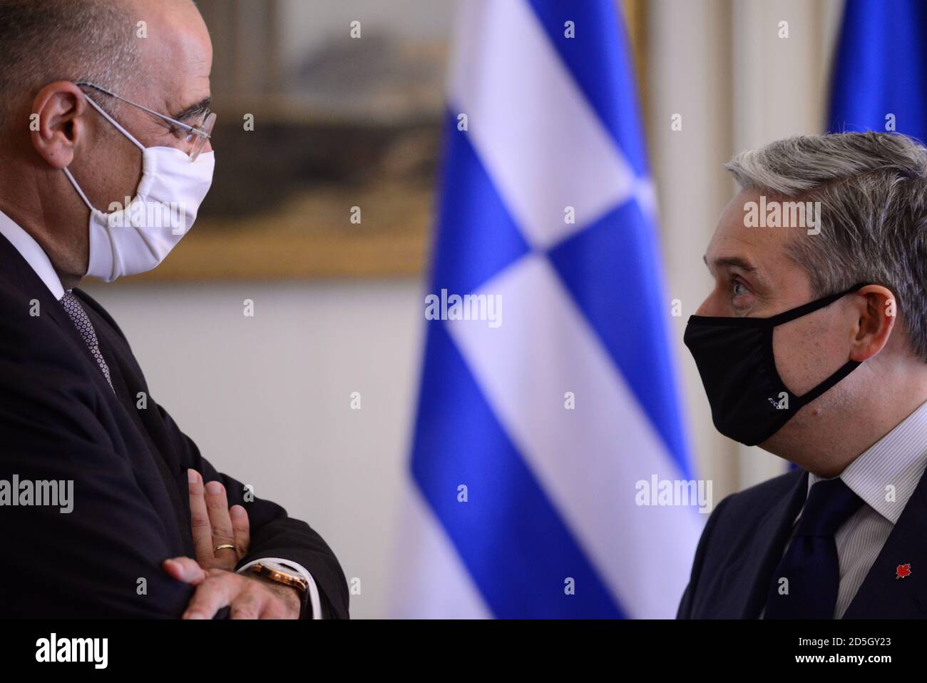 Athen, Griechenland. Oktober 2020. (10/13/2020) Außenminister Kanadas Francois-Philippe Champagne (rechts) und Außenminister Griechenlands Nikos Dendias (links) im Mansion Maximou. (Foto von Dimitrios Karvountzis/Pacific Press/Sipa USA) Quelle: SIPA USA/Alamy Live News Stockfoto