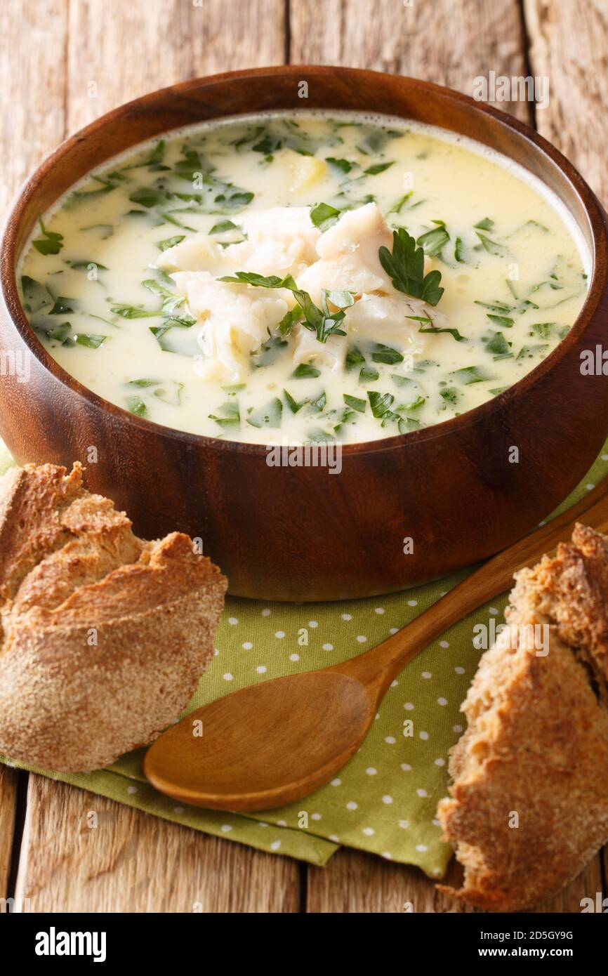 Cullen Skink, eines der berühmtesten Gerichte Schottlands, ist eine herzhafte Suppe, die traditionell mit geräuchertem Schellfisch zubereitet wird Stockfoto