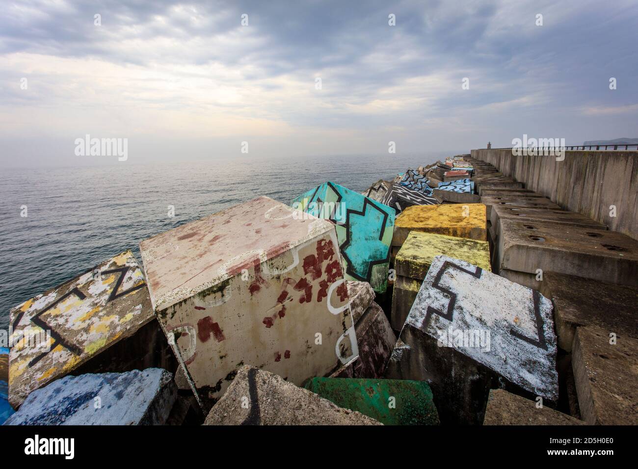 Farbwürfel des spanischen Künstlers Ibarrola. Llanes, eine Stadt in Asturien, Nordspanien. Stockfoto