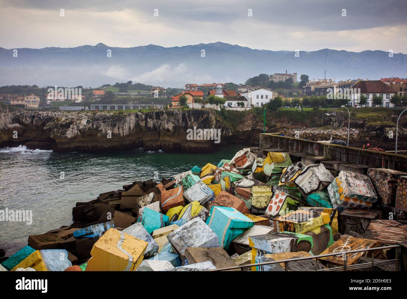 Llanes, eine Stadt an der spanischen Nordküste. Farbwürfel des Künstlers Ibarrola und die Berge der Picos de Europa im Hintergrund. Asturien. Stockfoto