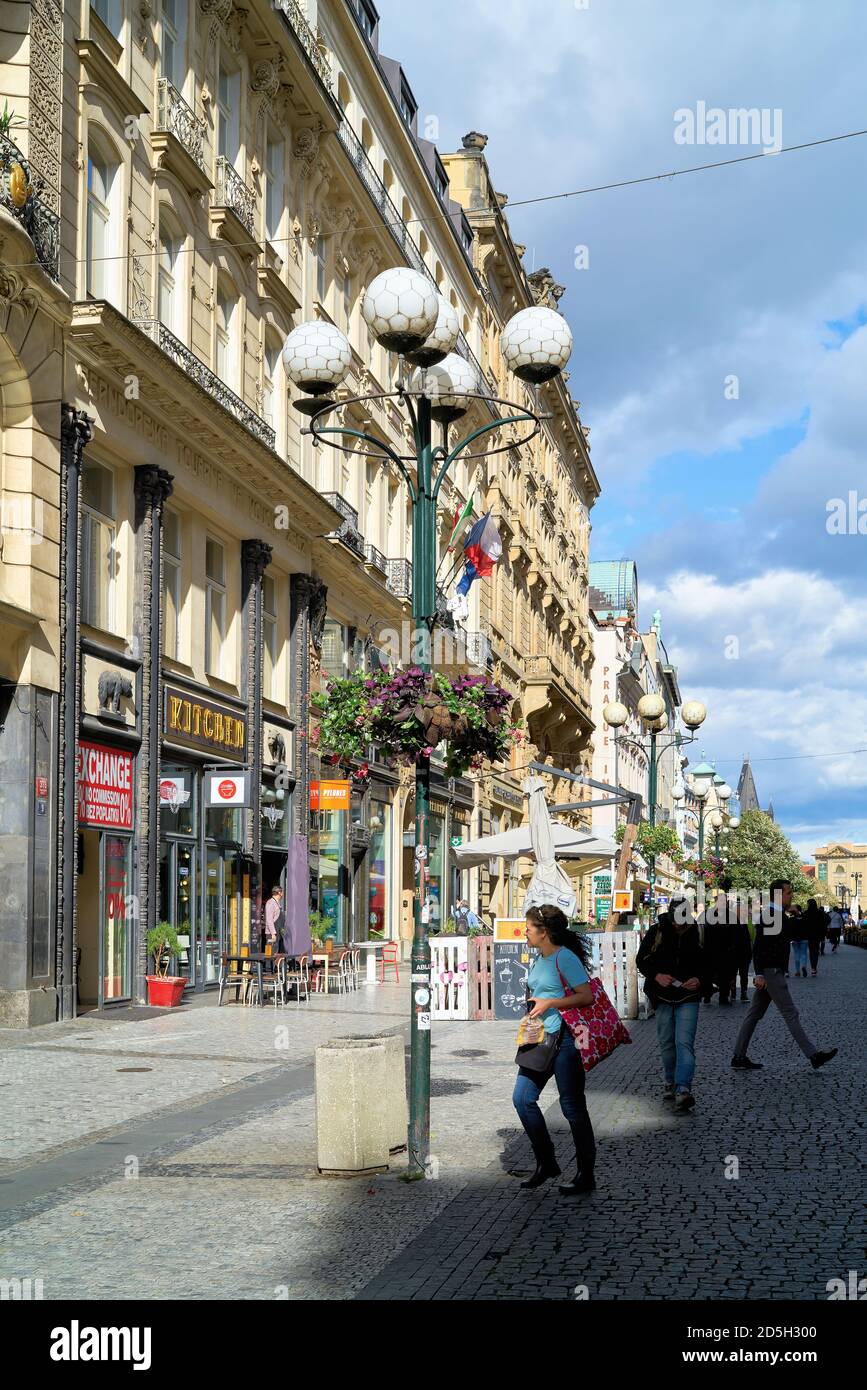 Touristen und Bewohner in einer beliebten Einkaufsstraße in Prag Stockfoto
