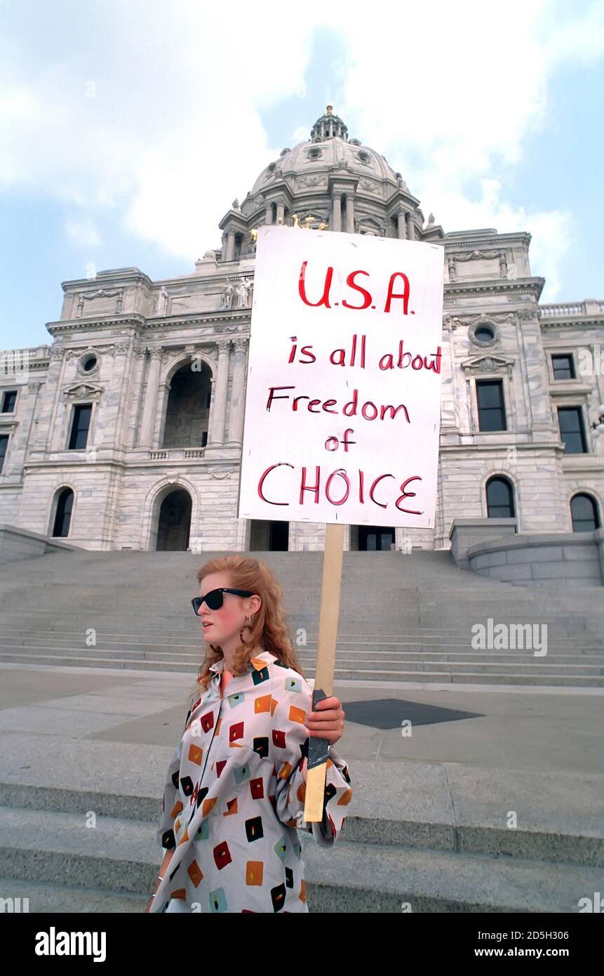 Weibliche Protesterin auf den Stufen des Minnesota State Capitol Gebäude St. Paul Minnesota für Abtreibungsrechte und Wahlfreiheit Stockfoto