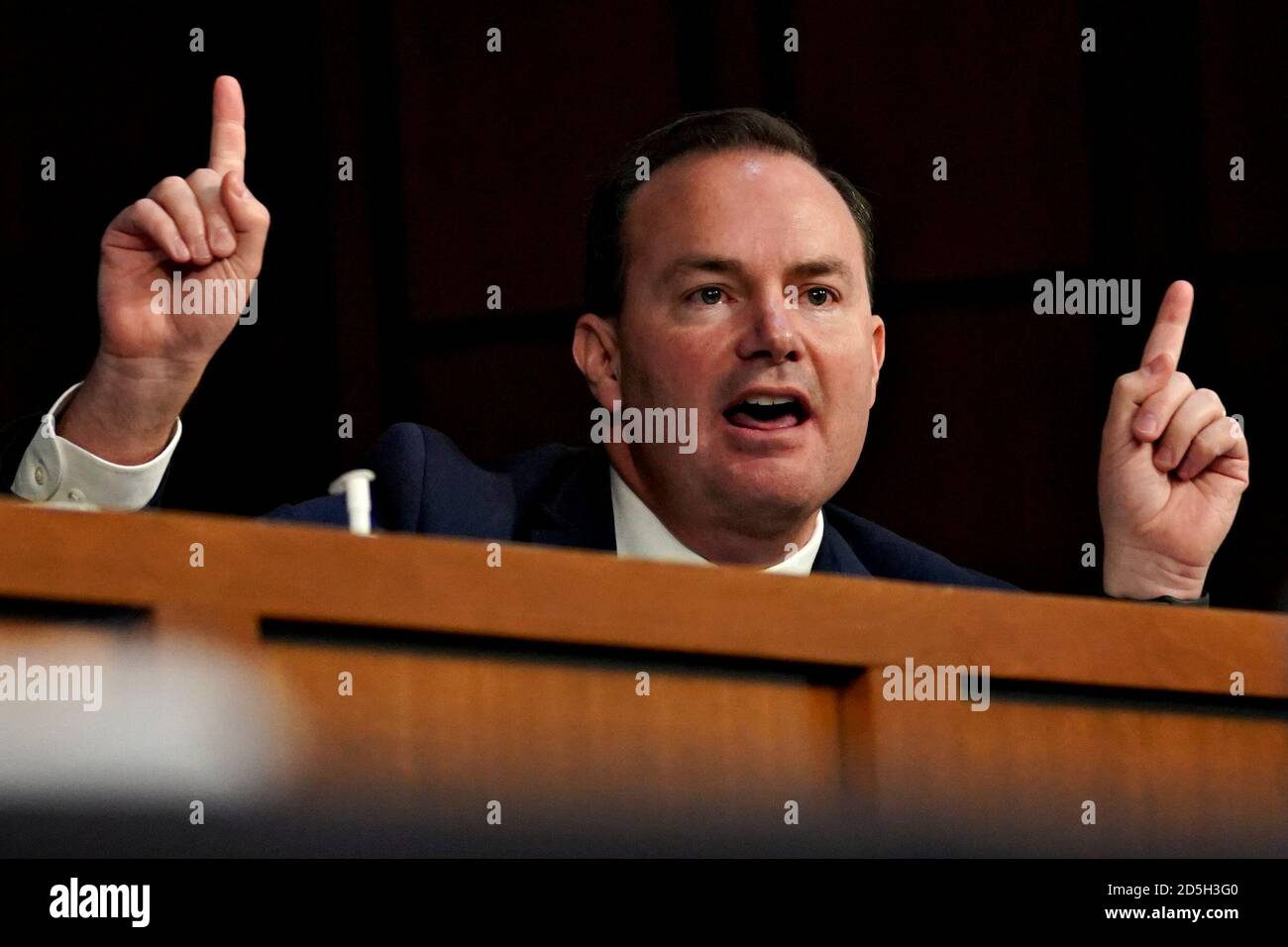 Der Senator der Vereinigten Staaten, Mike Lee (Republikaner von Utah), spricht während einer Bestätigungsverhandlung des Justizausschusses des Senats in Washington, DC, USA, am Dienstag, den 13. Oktober 2020. Die Demokraten bekommen ihren ersten Riss bei der Befragung von Amy Coney Barrett heute während ihrer Bestätigungsverhandlung am Obersten Gerichtshof der USA, wo sie planen, sich darauf zu konzentrieren, wie sie das Gericht in eine konservativere Richtung bewegen könnte, in Fragen wie Gesundheitsversorgung und Abtreibung. Quelle: Stefani Reynolds/Pool via CNP /MediaPunch Stockfoto