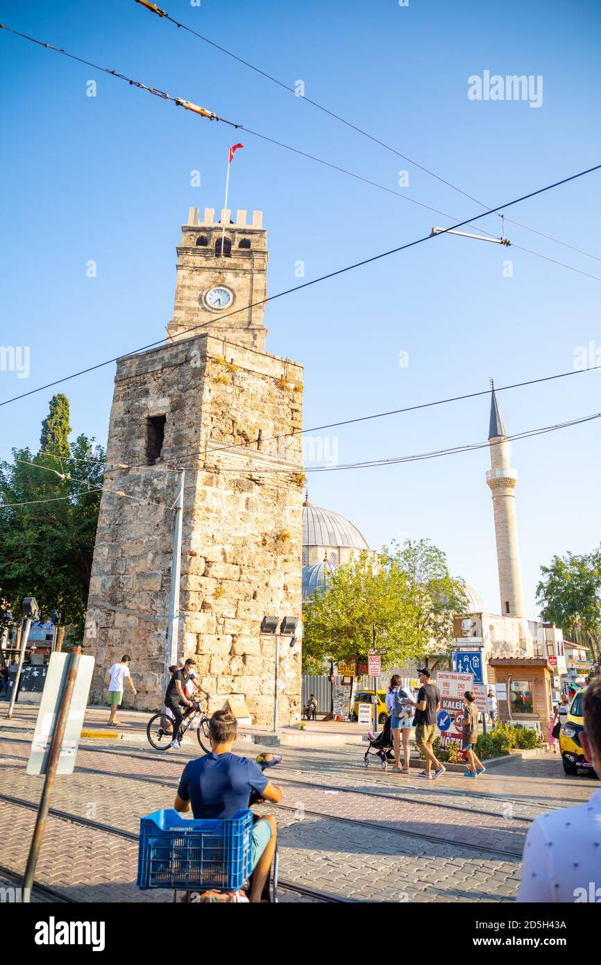 Antalya, Türkei - 7.09.2020: Berühmter Turm in Antalya bei Sonnenuntergang, Türkei Stockfoto