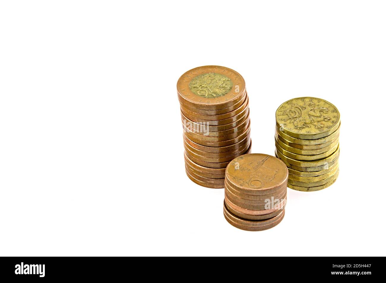 Tschechisches Geld, Münzsäulen, isoliert auf weißem Hintergrund. 50 Kronenmünzen, 20 Kronenmünzen, 10 Kronenmünzen. Stockfoto
