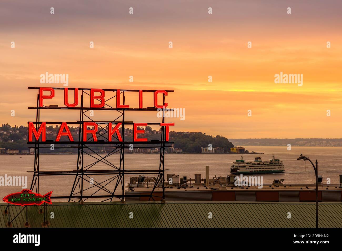 Sonnenuntergang hinter dem öffentlichen Markt in Seattle, Washington Stockfoto