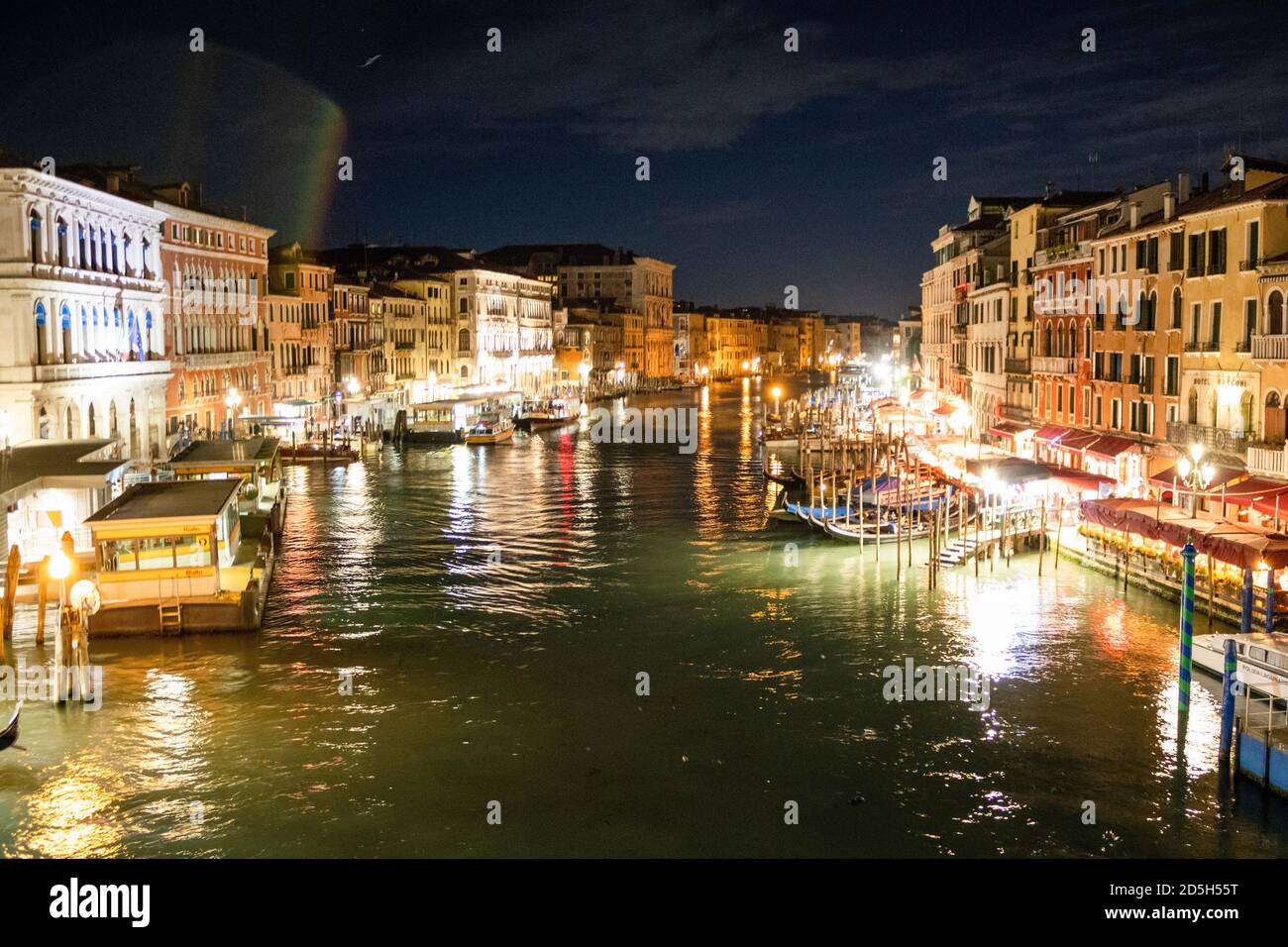 Blick auf den Canale Grande und Wassertaxis bei Nacht Zeit Stockfoto