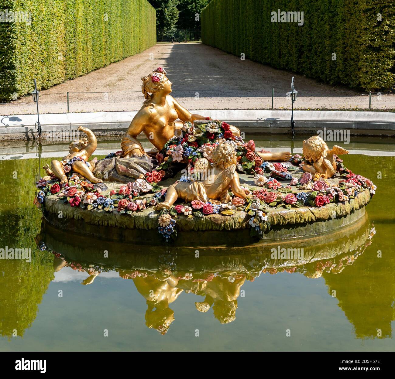 Flora-Brunnen (oder Springbrunnen) in den Gärten von Chateau de Versailles. Stockfoto
