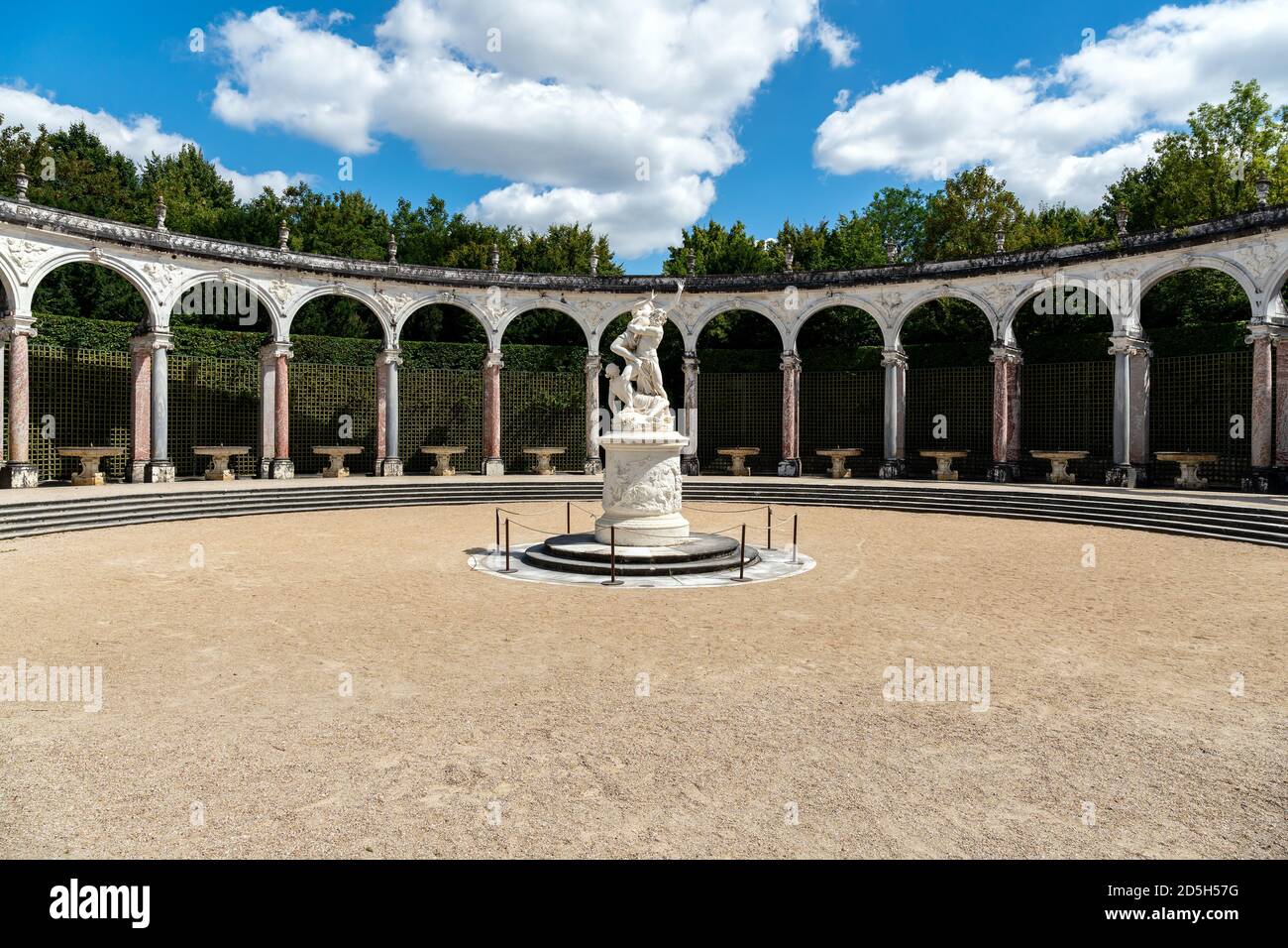 Kolonnadenhain in den Gärten des berühmten Chateau de Versailles Stockfoto