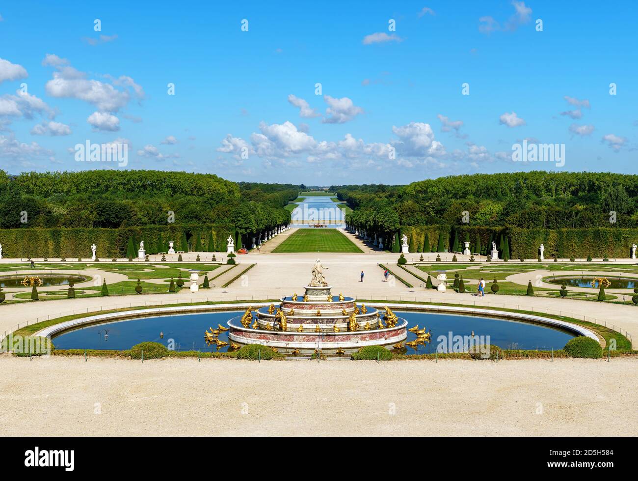 Latona-Brunnen und Grande-Perspektive am frühen Morgen in Versailles Gärten Stockfoto