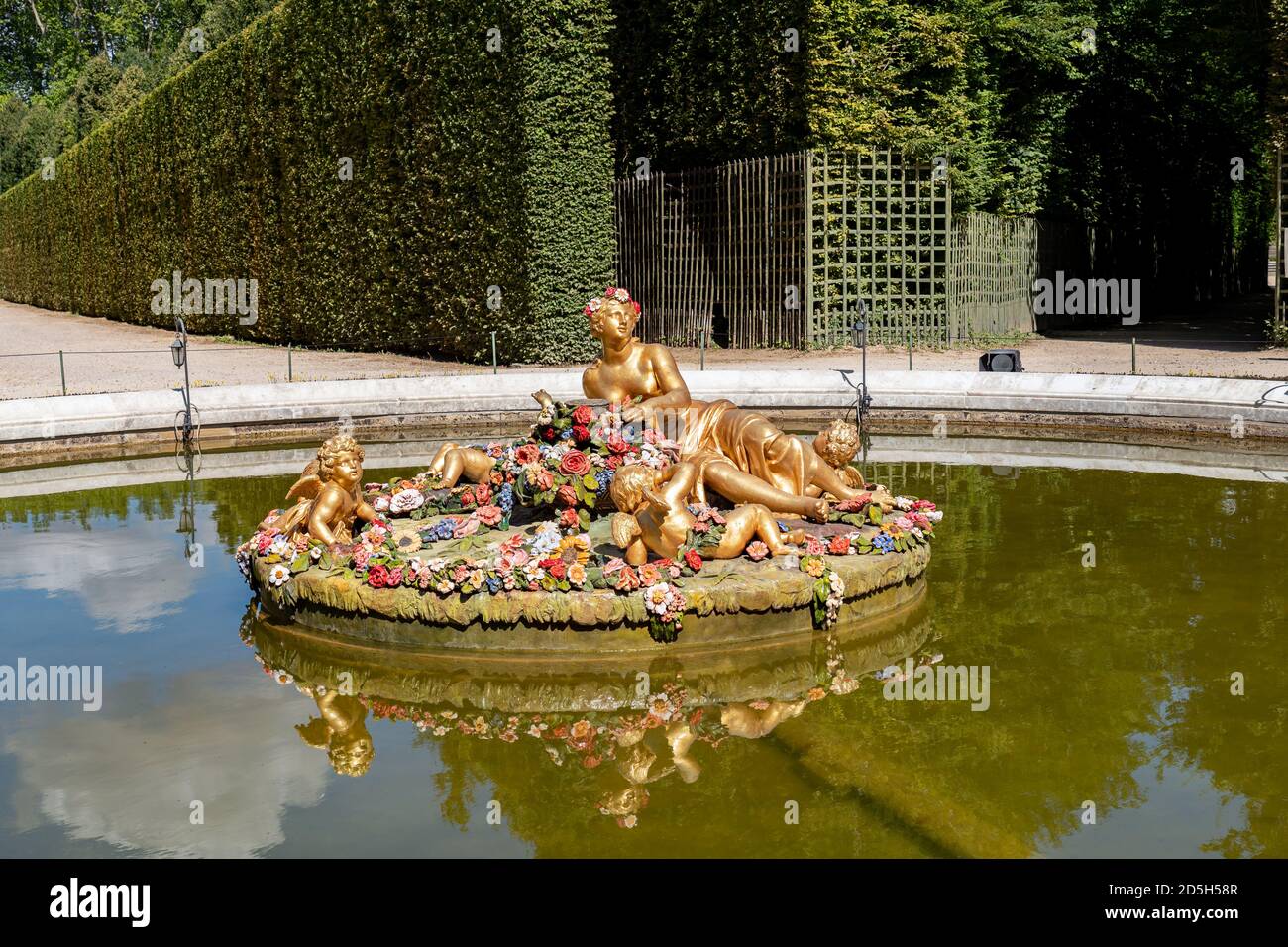 Flora-Brunnen (oder Springbrunnen) in den Gärten von Chateau de Versailles. Stockfoto