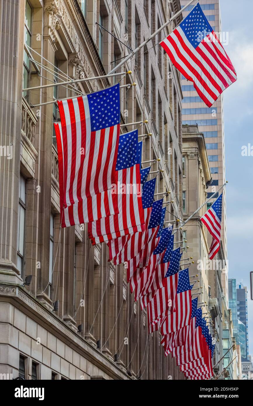 Amerikanische Fahnen floating eines der wichtigsten Wahrzeichen in Manhattan, New York City, USA Stockfoto