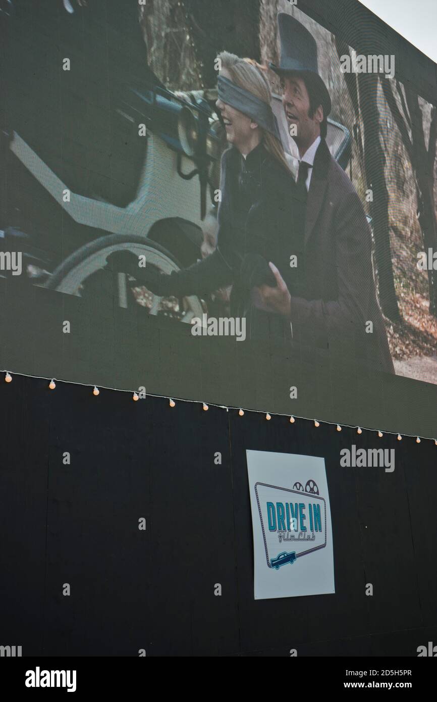 Autos in einem Drive-in-Open-Air-Kino im Alexandra Palace Park in London nach dem Rat, um sichere soziale Distanz wegen Coronavirus / Covid-19 Pandemie in London, England, Großbritannien zu halten Stockfoto