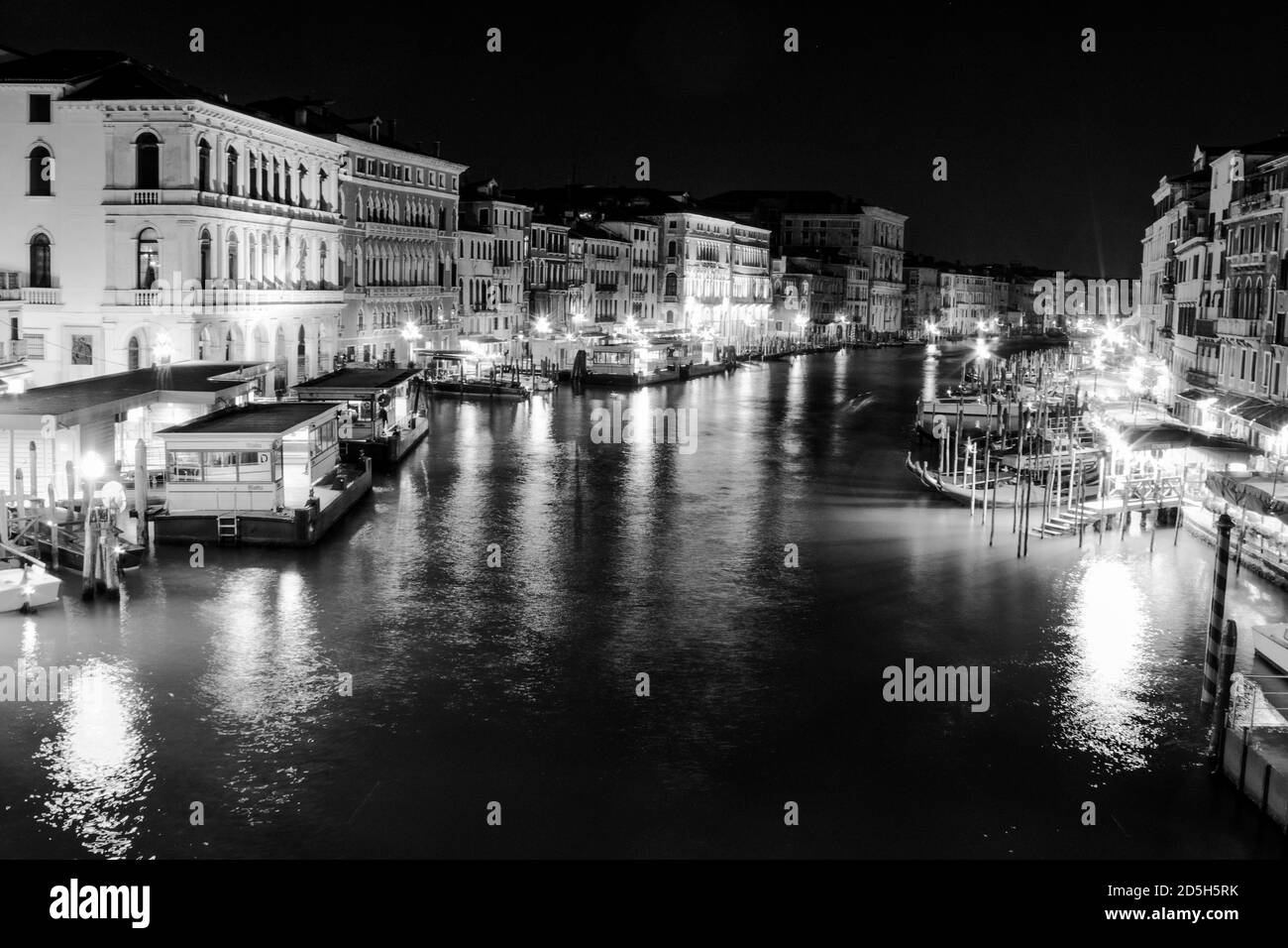 Eine wunderschöne schwarz-weiße Nachtansicht der Canal Grande von der Rialto-Brücke Stockfoto