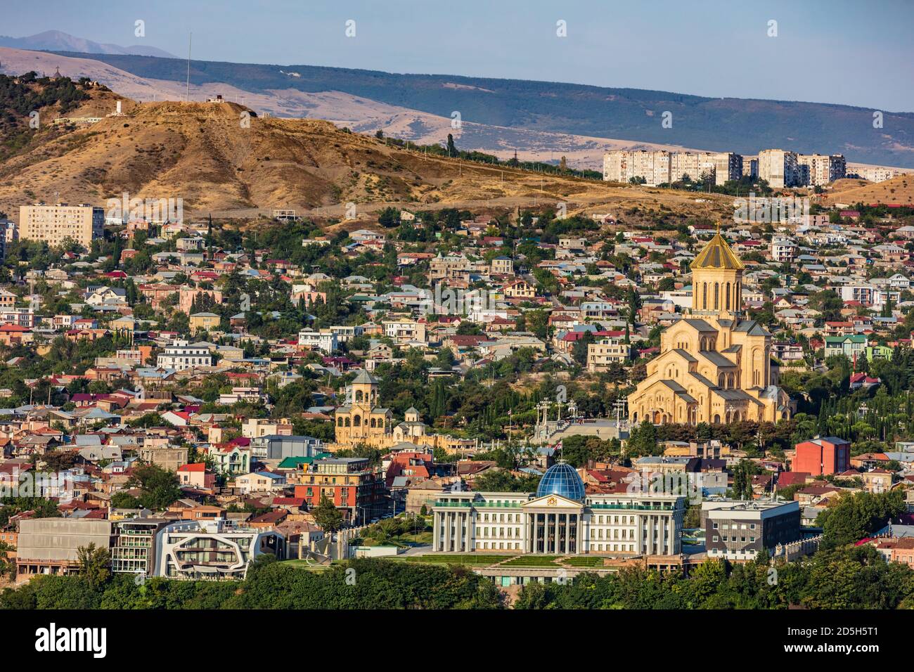 Skyline von Tiflis mit Präsidentenpalast und Heiliger Dreifaltigkeit Kathedrale Georgia Hauptstadt Osteuropa Stockfoto