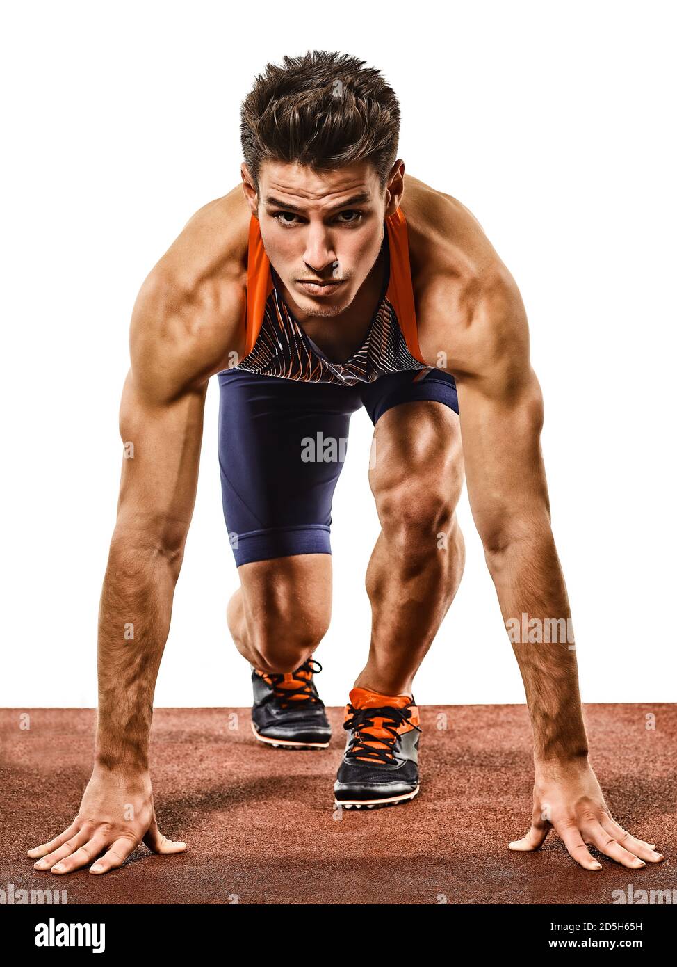 Ein junger kaukasischer Mann, der im Studio sprintete, als Leichtathletikläufer, der Sprinter betreibt, isoliert auf weißem Hintergrund Stockfoto