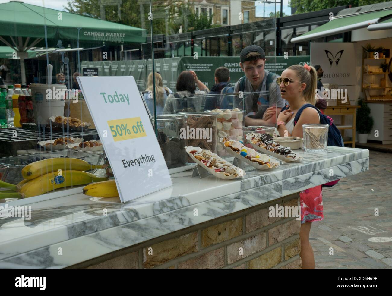 Restaurant- und Essensstände mit Sonderrabatt, gesponsert von der Regierung, auf dem berühmten Camden Lock Markt in London, mit Schildern, die darauf hinweisen, dass die soziale Distanz aufgrund der Coronavirus / Covid-19 Pandemie in London, England, Großbritannien, gewährleistet ist Stockfoto