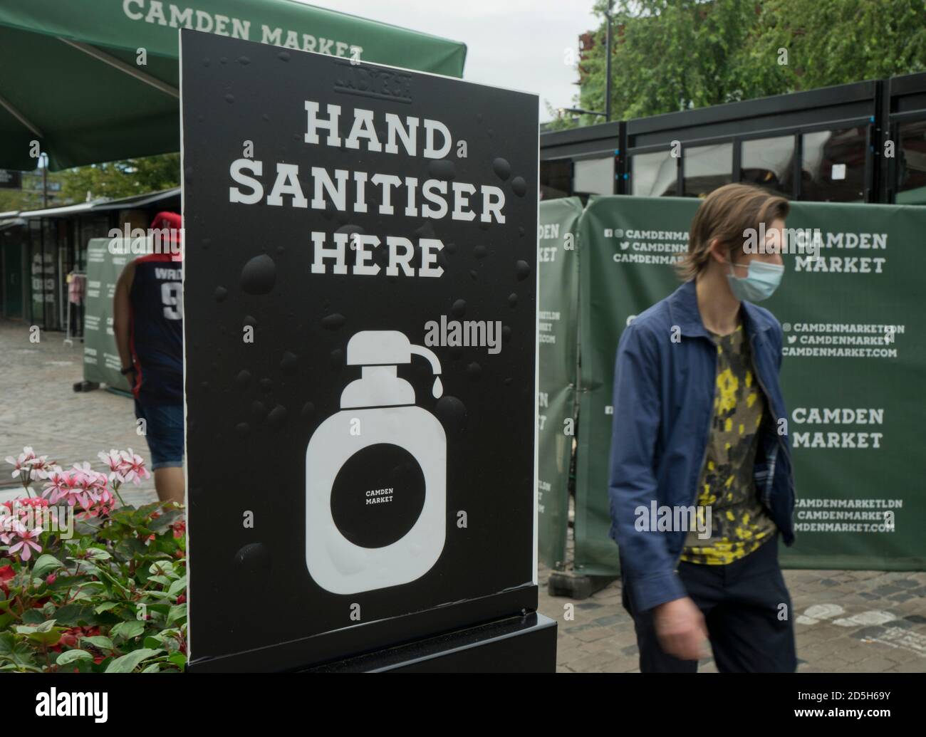 Besucher auf dem berühmten Camden Lock Markt in London, mit Schildern, die darauf hinweisen, dass die soziale Distanz aufgrund der Coronavirus / Covid-19 Pandemie in London, England, Großbritannien, gewährleistet ist Stockfoto