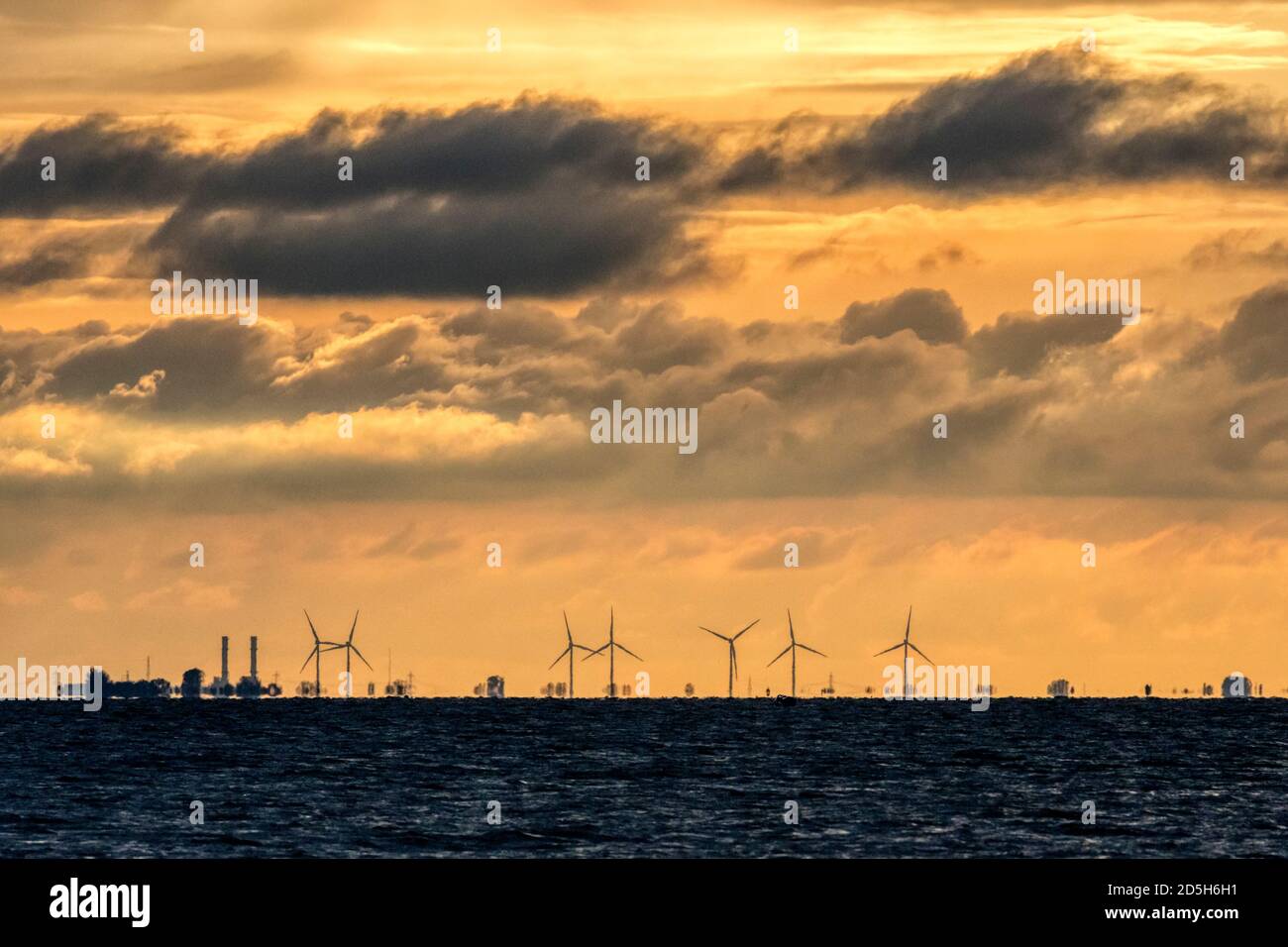 Das Kraftwerk Sutton Bridge und der Windpark Gedney Marsh auf der anderen Seite der Washington. Stockfoto