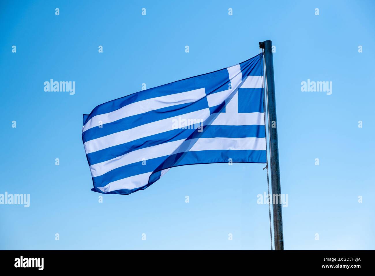 Griechenland Zeichen Symbol. Griechische Flagge auf Fahnenmast winkt im