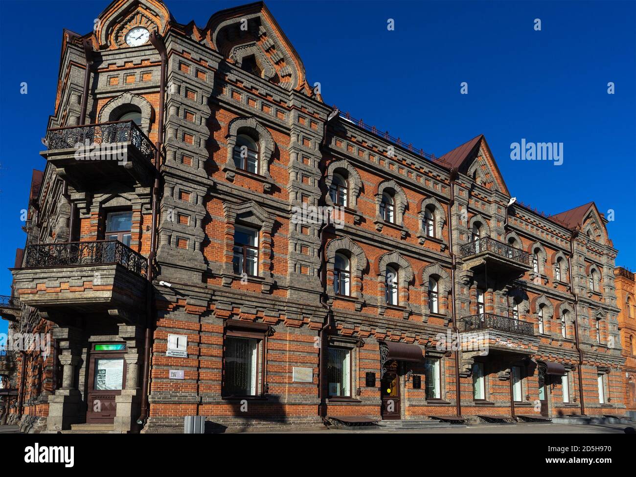 Ziegelgebäude auf Murawjow-Amurski Straße in Chabarowsk, Ferner Osten, Russland. Stockfoto